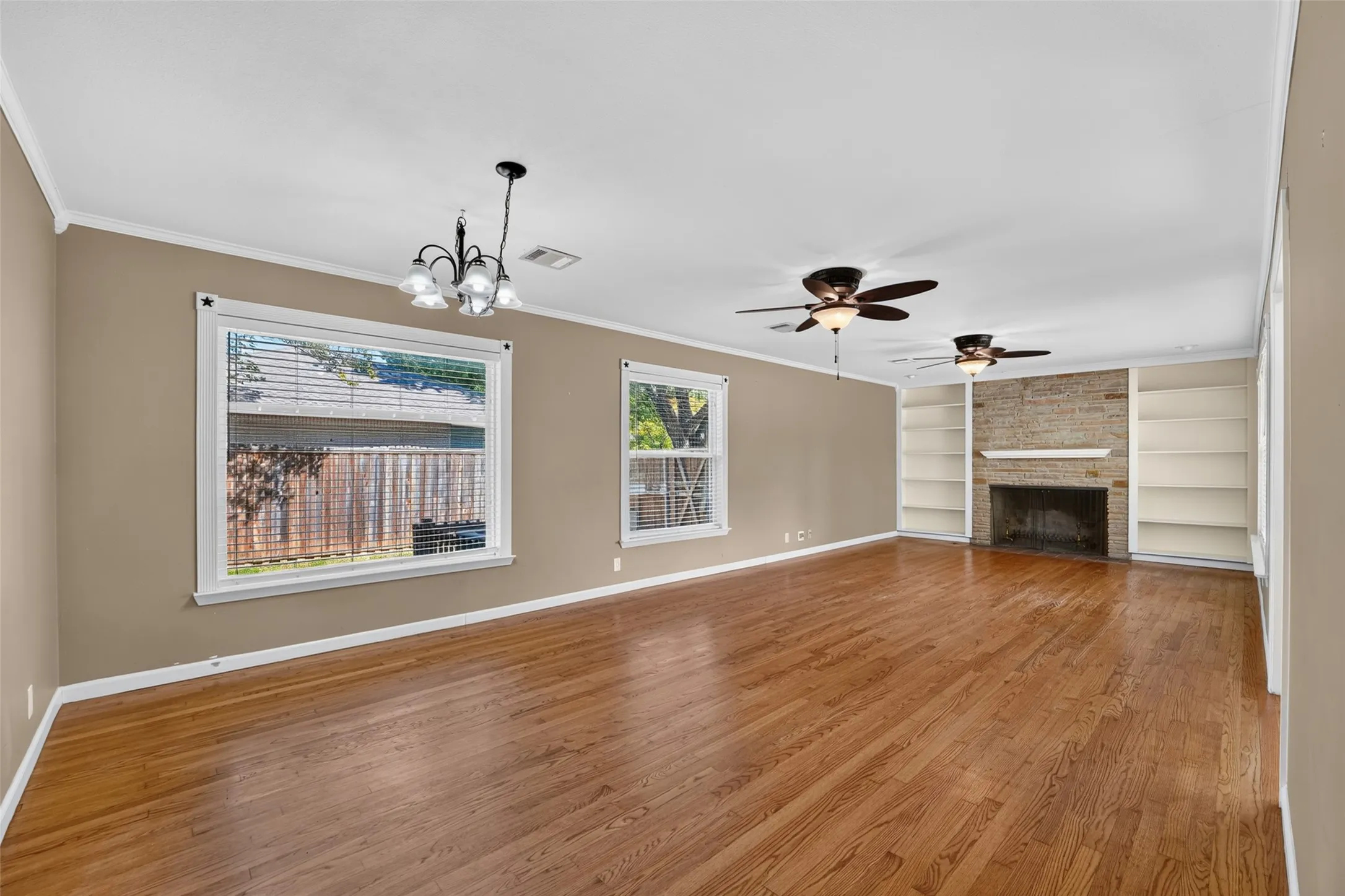 Single Family Residence For Sale in Dallas County , 9733 Edgelake Drive, Dallas, Texas 75218, 3 Bedroom, 2 Bathroom, 2 Garage spaces, 1,813 Sqft, built in 1951, mls#21405994, Real Estate Agent in Dallas, Homes For Sale in Dallas county, Homes For Sale in Dallas, Realtor in Dallas Texas, Real Estate Brokerage Independent Realty Texas, Luminita Cordes Realtor
