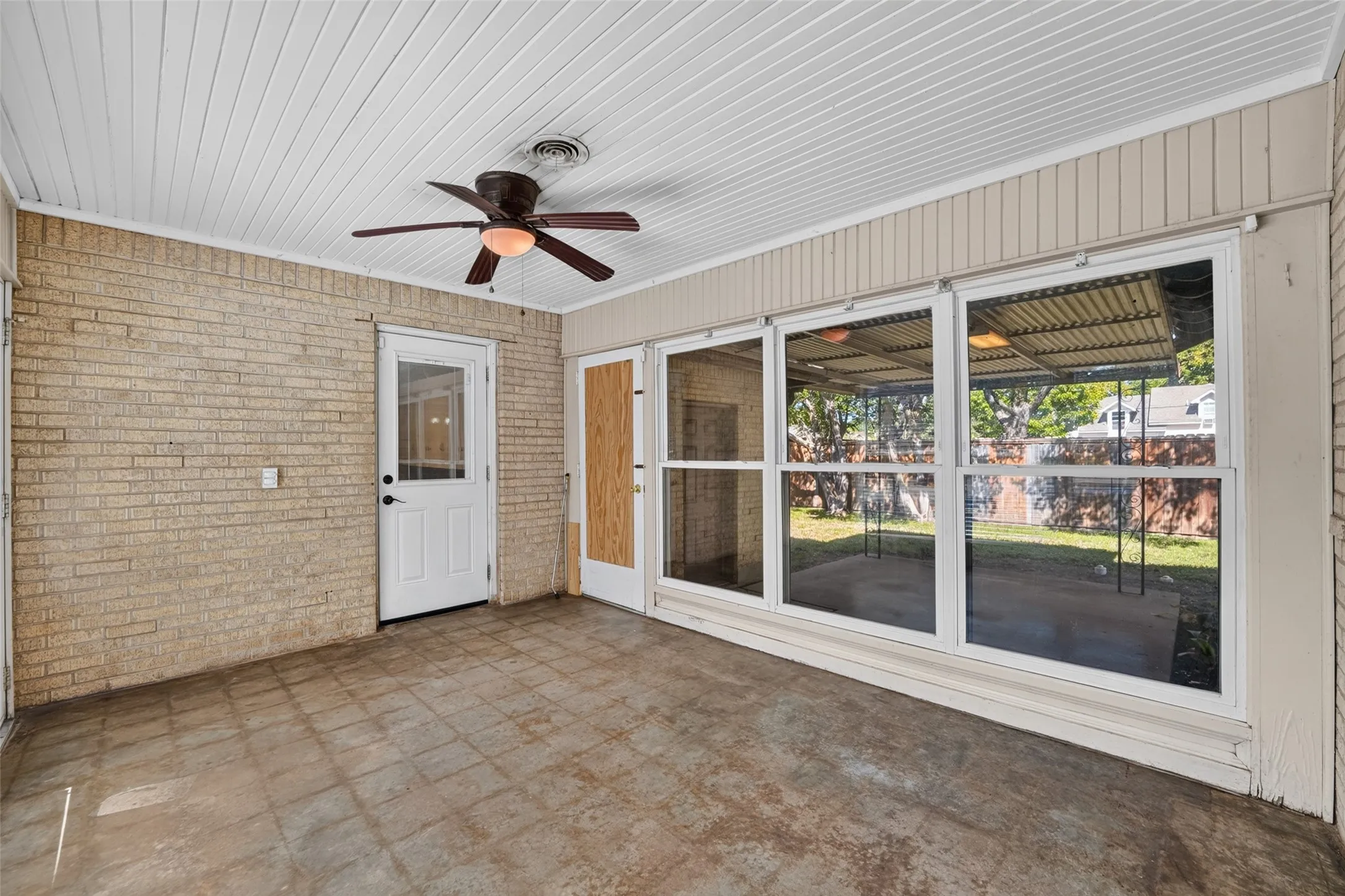 Single Family Residence For Sale in Dallas County , 9733 Edgelake Drive, Dallas, Texas 75218, 3 Bedroom, 2 Bathroom, 2 Garage spaces, 1,813 Sqft, built in 1951, mls#21405994, Real Estate Agent in Dallas, Homes For Sale in Dallas county, Homes For Sale in Dallas, Realtor in Dallas Texas, Real Estate Brokerage Independent Realty Texas, Luminita Cordes Realtor