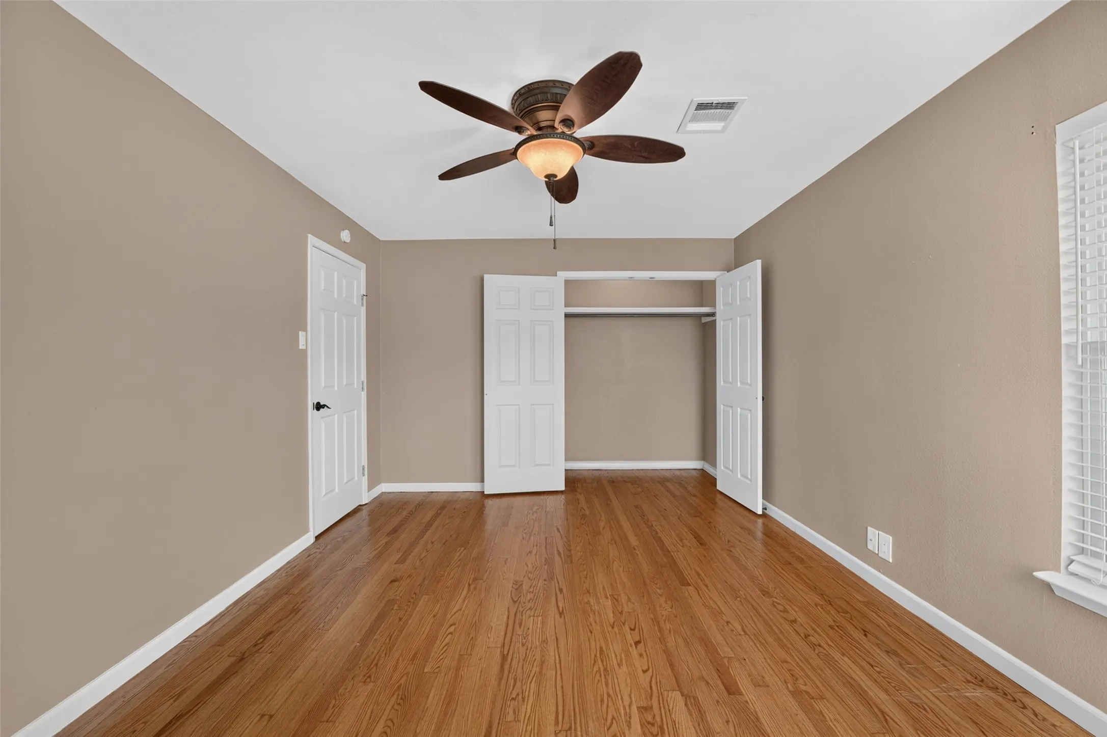 Single Family Residence For Sale in Dallas County , 9733 Edgelake Drive, Dallas, Texas 75218, 3 Bedroom, 2 Bathroom, 2 Garage spaces, 1,813 Sqft, built in 1951, mls#21405994, Real Estate Agent in Dallas, Homes For Sale in Dallas county, Homes For Sale in Dallas, Realtor in Dallas Texas, Real Estate Brokerage Independent Realty Texas, Luminita Cordes Realtor