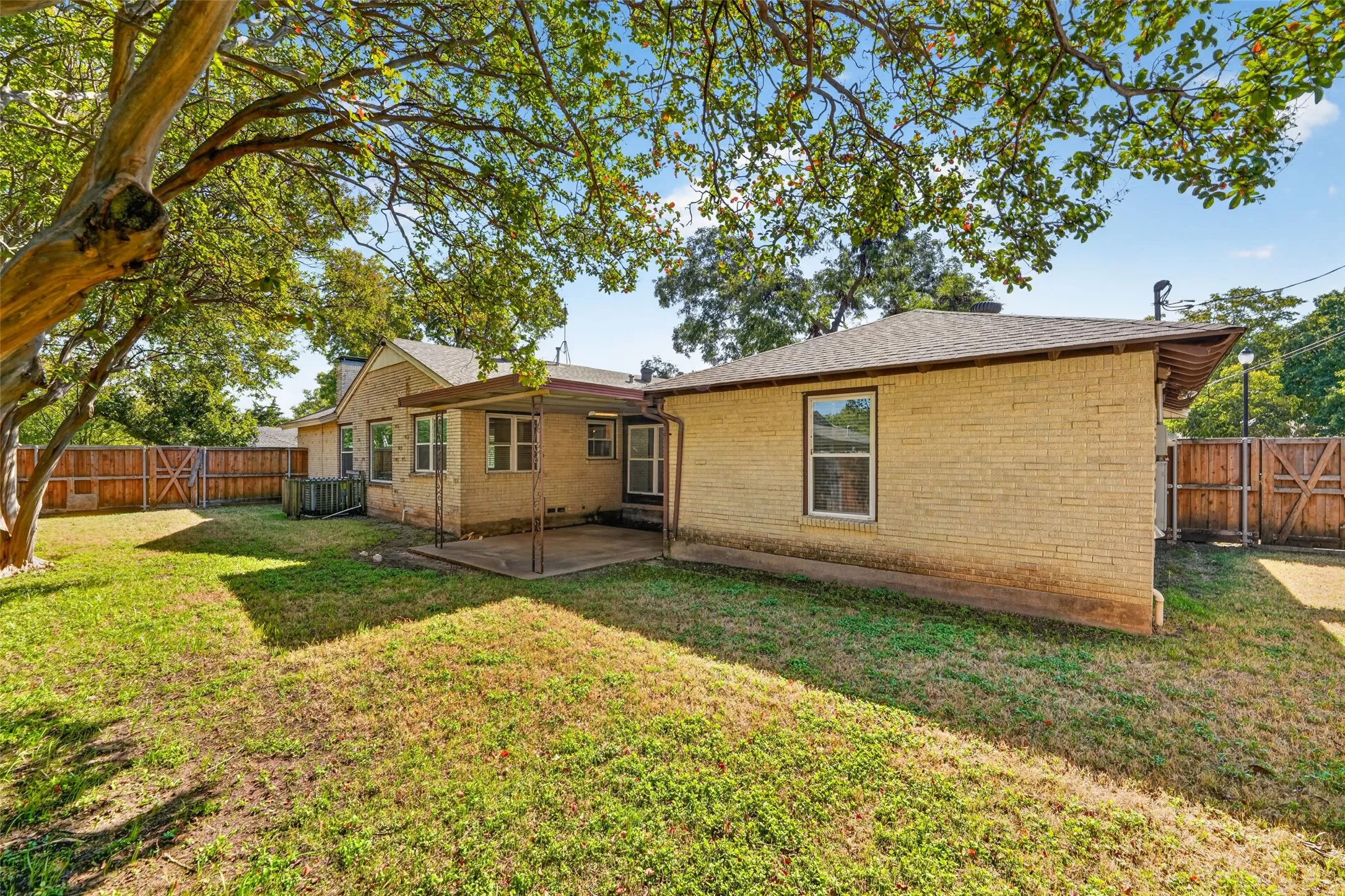 Single Family Residence For Sale in Dallas County , 9733 Edgelake Drive, Dallas, Texas 75218, 3 Bedroom, 2 Bathroom, 2 Garage spaces, 1,813 Sqft, built in 1951, mls#21405994, Real Estate Agent in Dallas, Homes For Sale in Dallas county, Homes For Sale in Dallas, Realtor in Dallas Texas, Real Estate Brokerage Independent Realty Texas, Luminita Cordes Realtor
