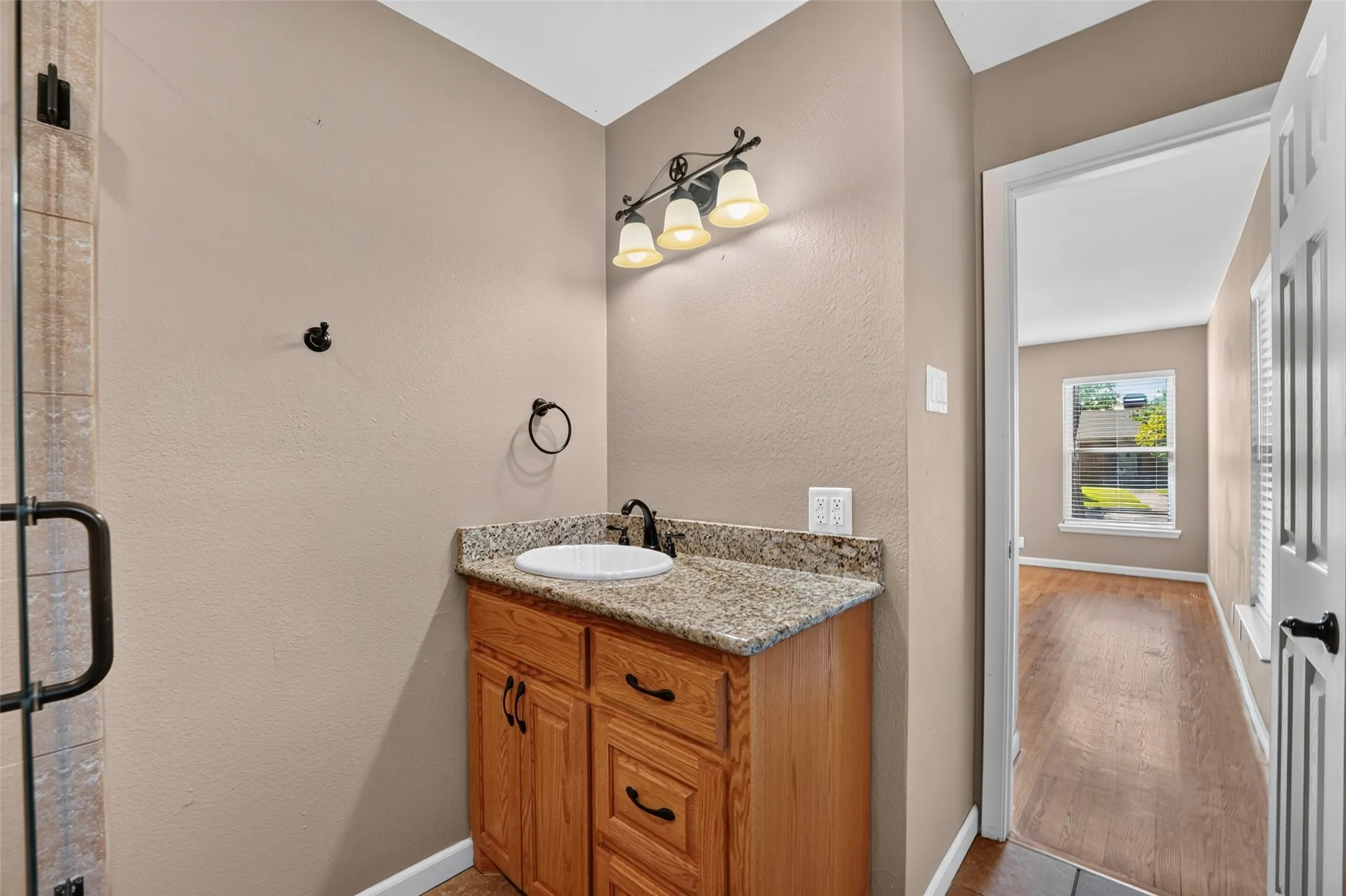 Single Family Residence For Sale in Dallas County , 9733 Edgelake Drive, Dallas, Texas 75218, 3 Bedroom, 2 Bathroom, 2 Garage spaces, 1,813 Sqft, built in 1951, mls#21405994, Real Estate Agent in Dallas, Homes For Sale in Dallas county, Homes For Sale in Dallas, Realtor in Dallas Texas, Real Estate Brokerage Independent Realty Texas, Luminita Cordes Realtor