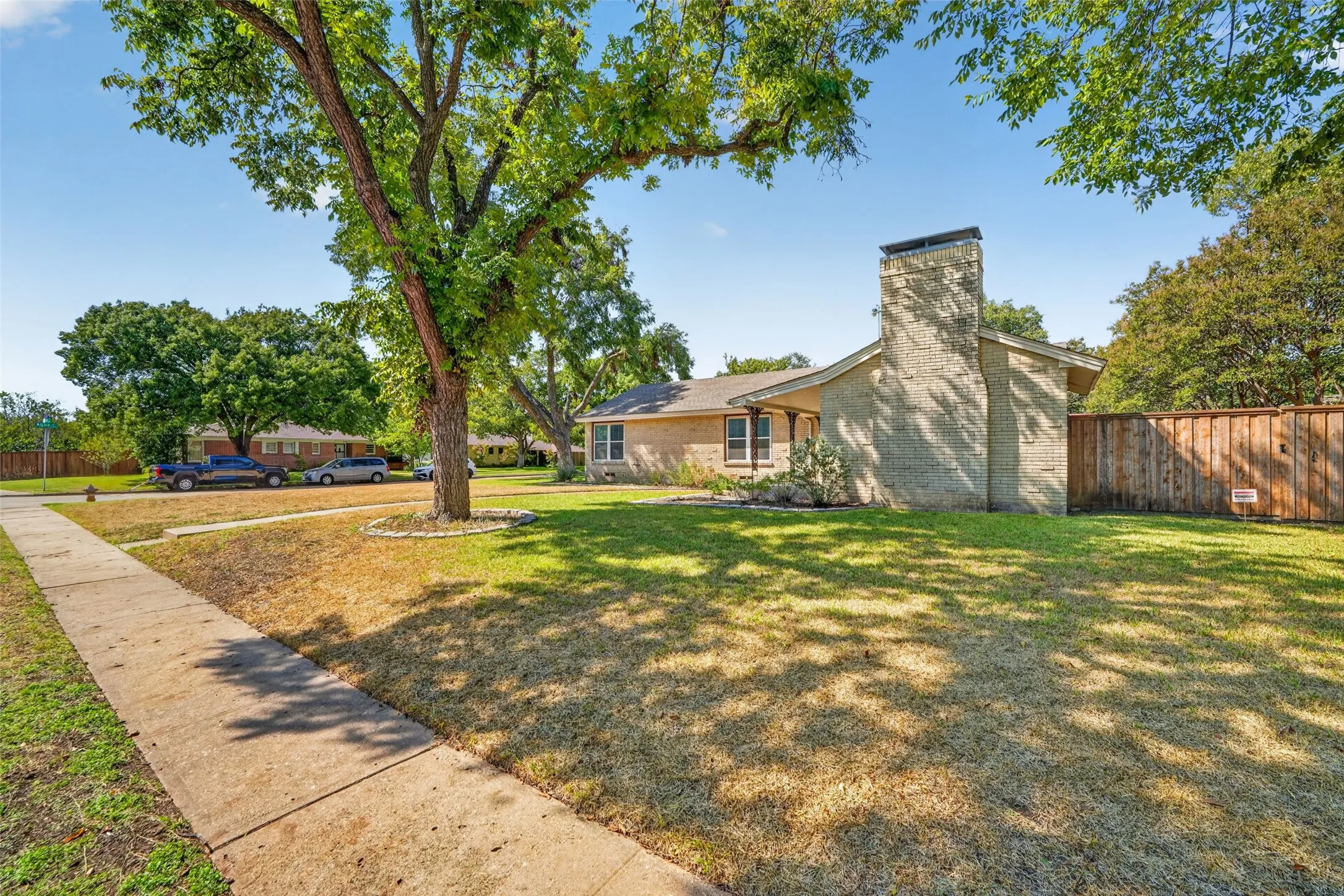 Single Family Residence For Sale in Dallas County , 9733 Edgelake Drive, Dallas, Texas 75218, 3 Bedroom, 2 Bathroom, 2 Garage spaces, 1,813 Sqft, built in 1951, mls#21405994, Real Estate Agent in Dallas, Homes For Sale in Dallas county, Homes For Sale in Dallas, Realtor in Dallas Texas, Real Estate Brokerage Independent Realty Texas, Luminita Cordes Realtor