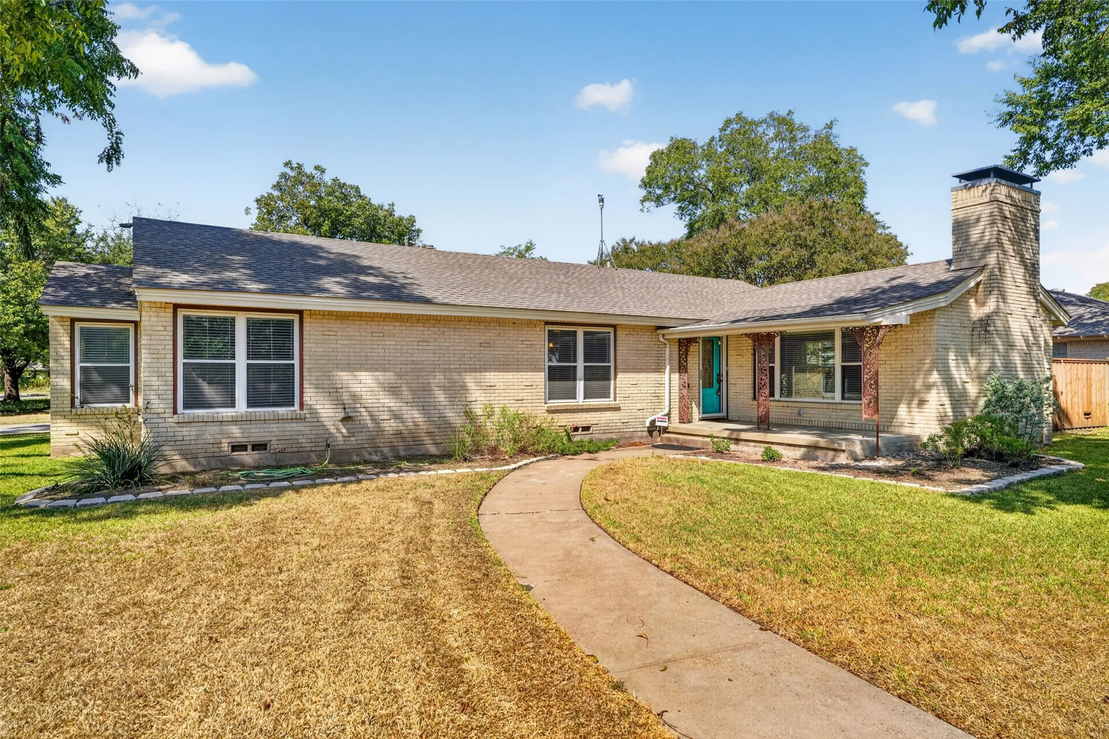 Single Family Residence For Sale in Dallas County , 9733 Edgelake Drive, Dallas, Texas 75218, 3 Bedroom, 2 Bathroom, 2 Garage spaces, 1,813 Sqft, built in 1951, mls#21405994, Real Estate Agent in Dallas, Homes For Sale in Dallas county, Homes For Sale in Dallas, Realtor in Dallas Texas, Real Estate Brokerage Independent Realty Texas, Luminita Cordes Realtor