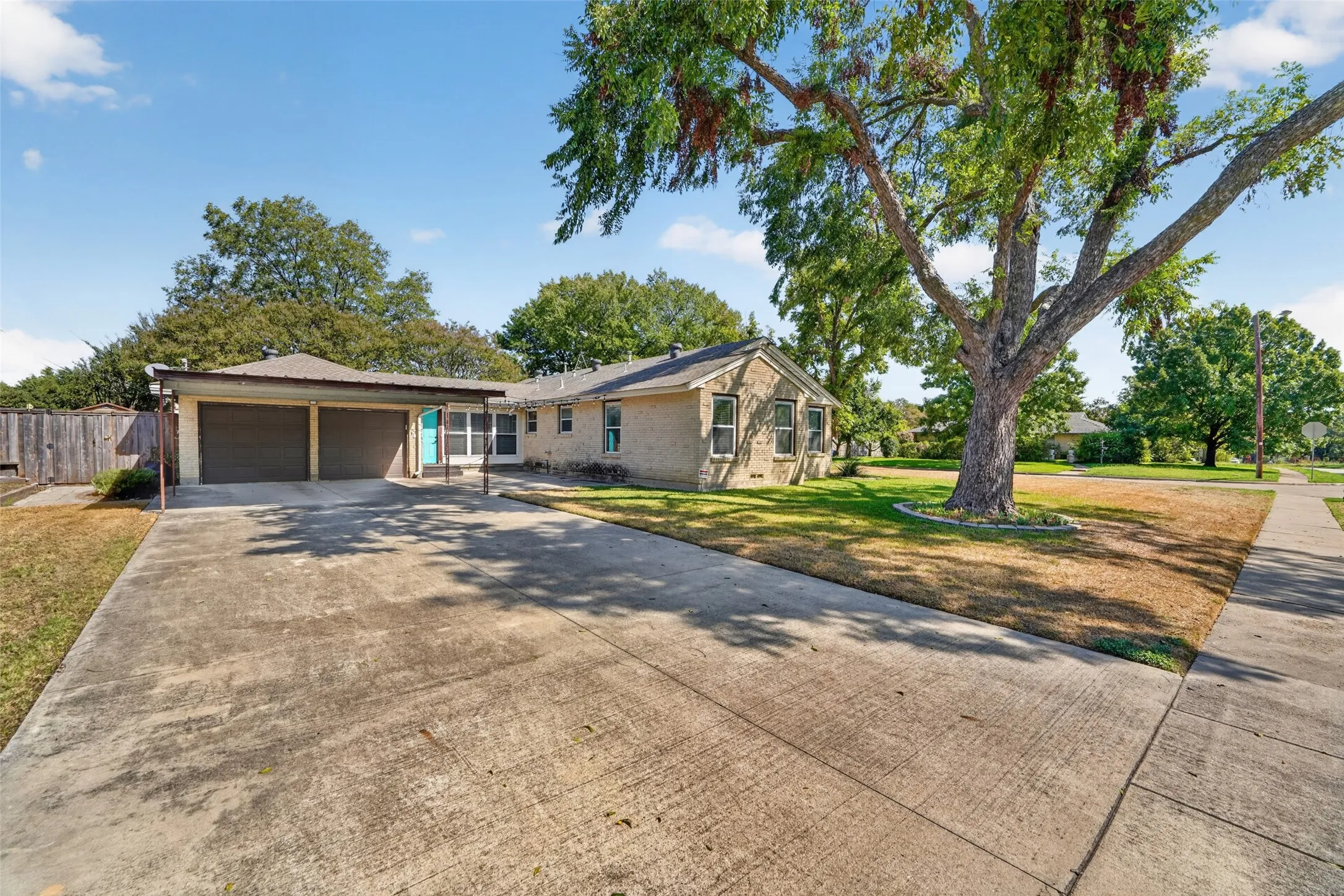 Single Family Residence For Sale in Dallas County , 9733 Edgelake Drive, Dallas, Texas 75218, 3 Bedroom, 2 Bathroom, 2 Garage spaces, 1,813 Sqft, built in 1951, mls#21405994, Real Estate Agent in Dallas, Homes For Sale in Dallas county, Homes For Sale in Dallas, Realtor in Dallas Texas, Real Estate Brokerage Independent Realty Texas, Luminita Cordes Realtor