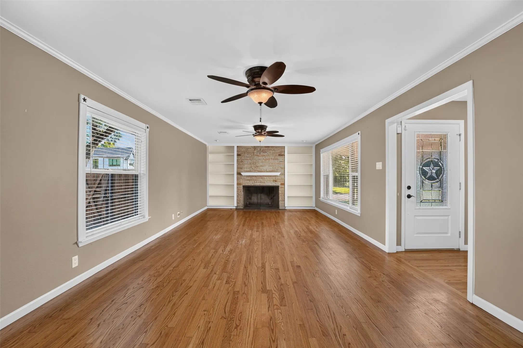Single Family Residence For Sale in Dallas County , 9733 Edgelake Drive, Dallas, Texas 75218, 3 Bedroom, 2 Bathroom, 2 Garage spaces, 1,813 Sqft, built in 1951, mls#21405994, Real Estate Agent in Dallas, Homes For Sale in Dallas county, Homes For Sale in Dallas, Realtor in Dallas Texas, Real Estate Brokerage Independent Realty Texas, Luminita Cordes Realtor