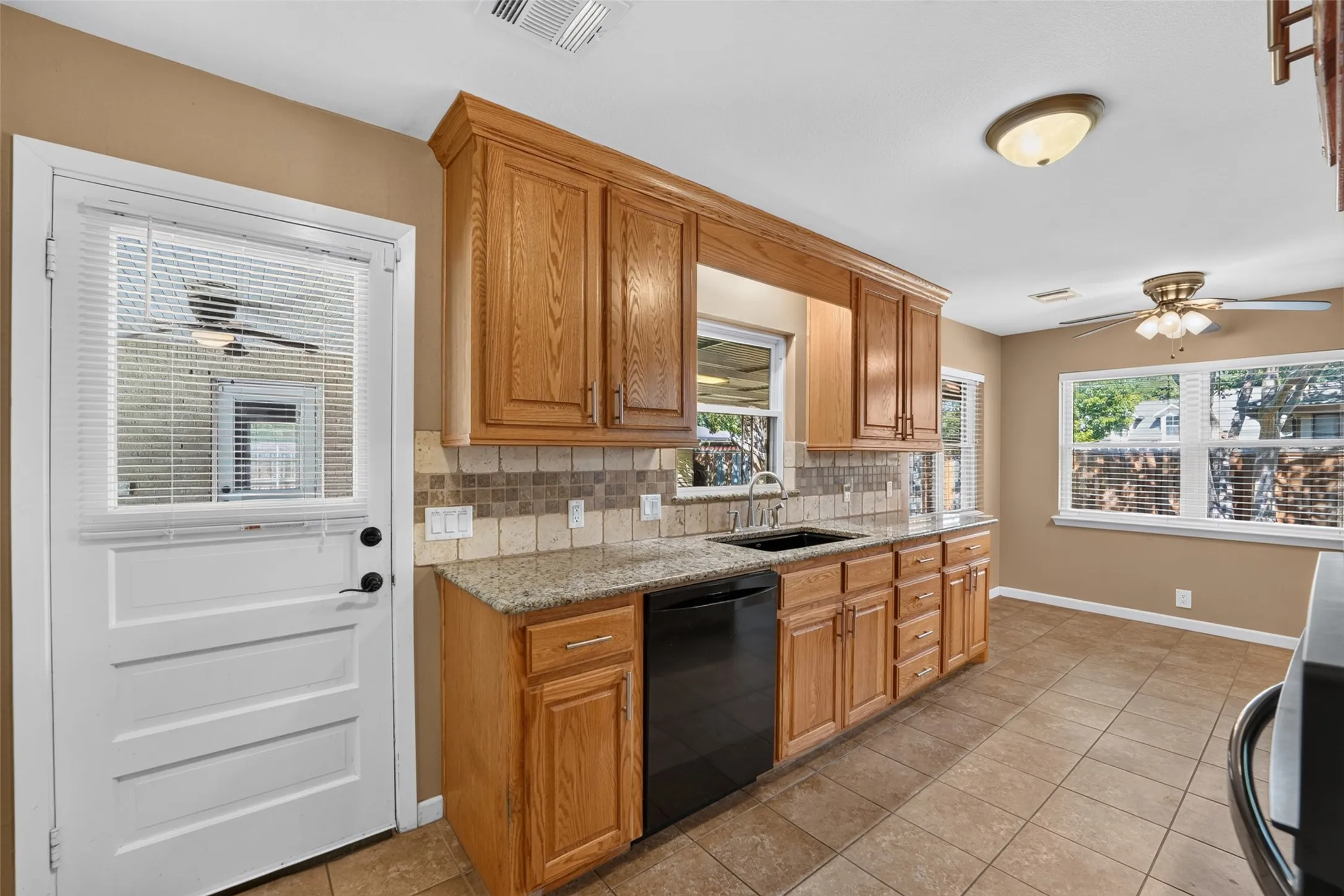 Single Family Residence For Sale in Dallas County , 9733 Edgelake Drive, Dallas, Texas 75218, 3 Bedroom, 2 Bathroom, 2 Garage spaces, 1,813 Sqft, built in 1951, mls#21405994, Real Estate Agent in Dallas, Homes For Sale in Dallas county, Homes For Sale in Dallas, Realtor in Dallas Texas, Real Estate Brokerage Independent Realty Texas, Luminita Cordes Realtor