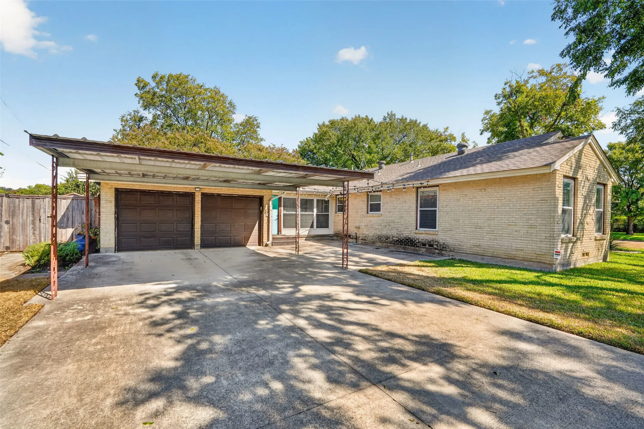 Single Family Residence For Sale in Dallas County , 9733 Edgelake Drive, Dallas, Texas 75218, 3 Bedroom, 2 Bathroom, 2 Garage spaces, 1,813 Sqft, built in 1951, mls#21405994, Real Estate Agent in Dallas, Homes For Sale in Dallas county, Homes For Sale in Dallas, Realtor in Dallas Texas, Real Estate Brokerage Independent Realty Texas, Luminita Cordes Realtor