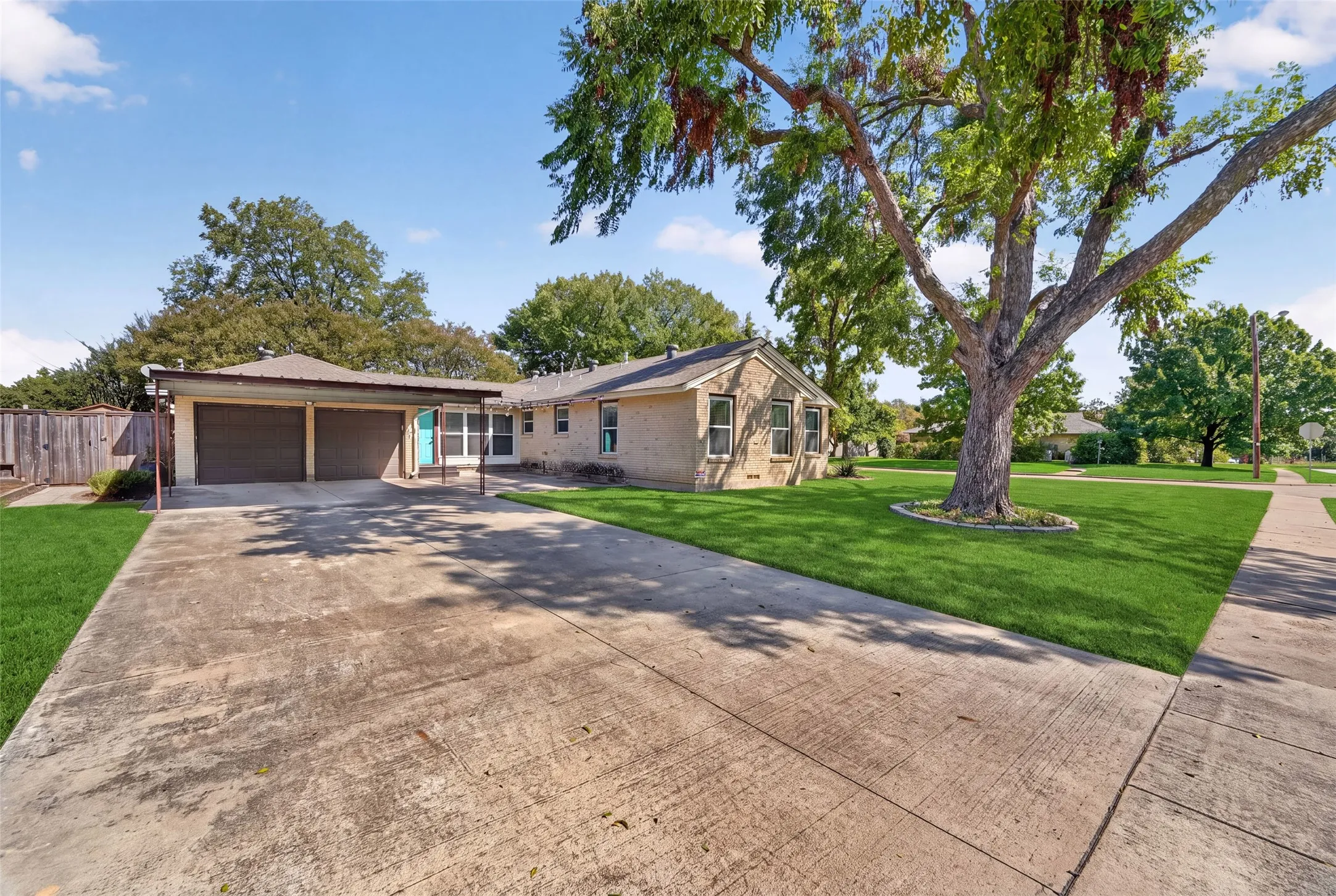 Single Family Residence For Sale in Dallas County , 9733 Edgelake Drive, Dallas, Texas 75218, 3 Bedroom, 2 Bathroom, 2 Garage spaces, 1,813 Sqft, built in 1951, mls#21405994, Real Estate Agent in Dallas, Homes For Sale in Dallas county, Homes For Sale in Dallas, Realtor in Dallas Texas, Real Estate Brokerage Independent Realty Texas, Luminita Cordes Realtor