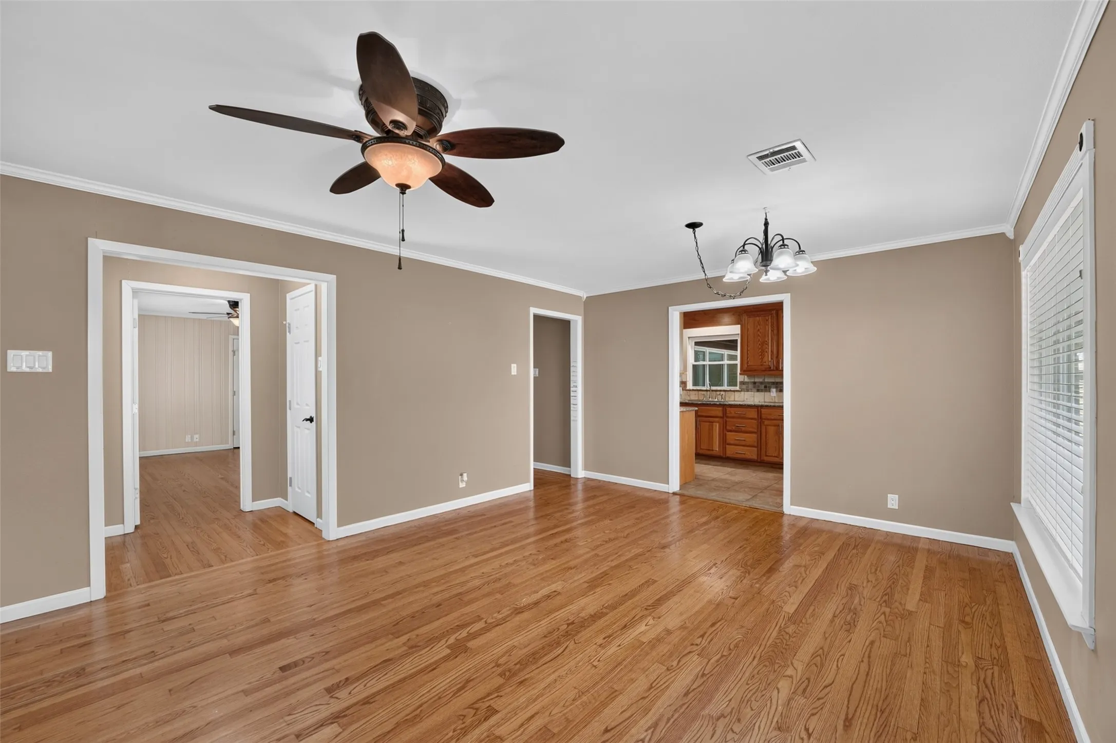 Single Family Residence For Sale in Dallas County , 9733 Edgelake Drive, Dallas, Texas 75218, 3 Bedroom, 2 Bathroom, 2 Garage spaces, 1,813 Sqft, built in 1951, mls#21405994, Real Estate Agent in Dallas, Homes For Sale in Dallas county, Homes For Sale in Dallas, Realtor in Dallas Texas, Real Estate Brokerage Independent Realty Texas, Luminita Cordes Realtor