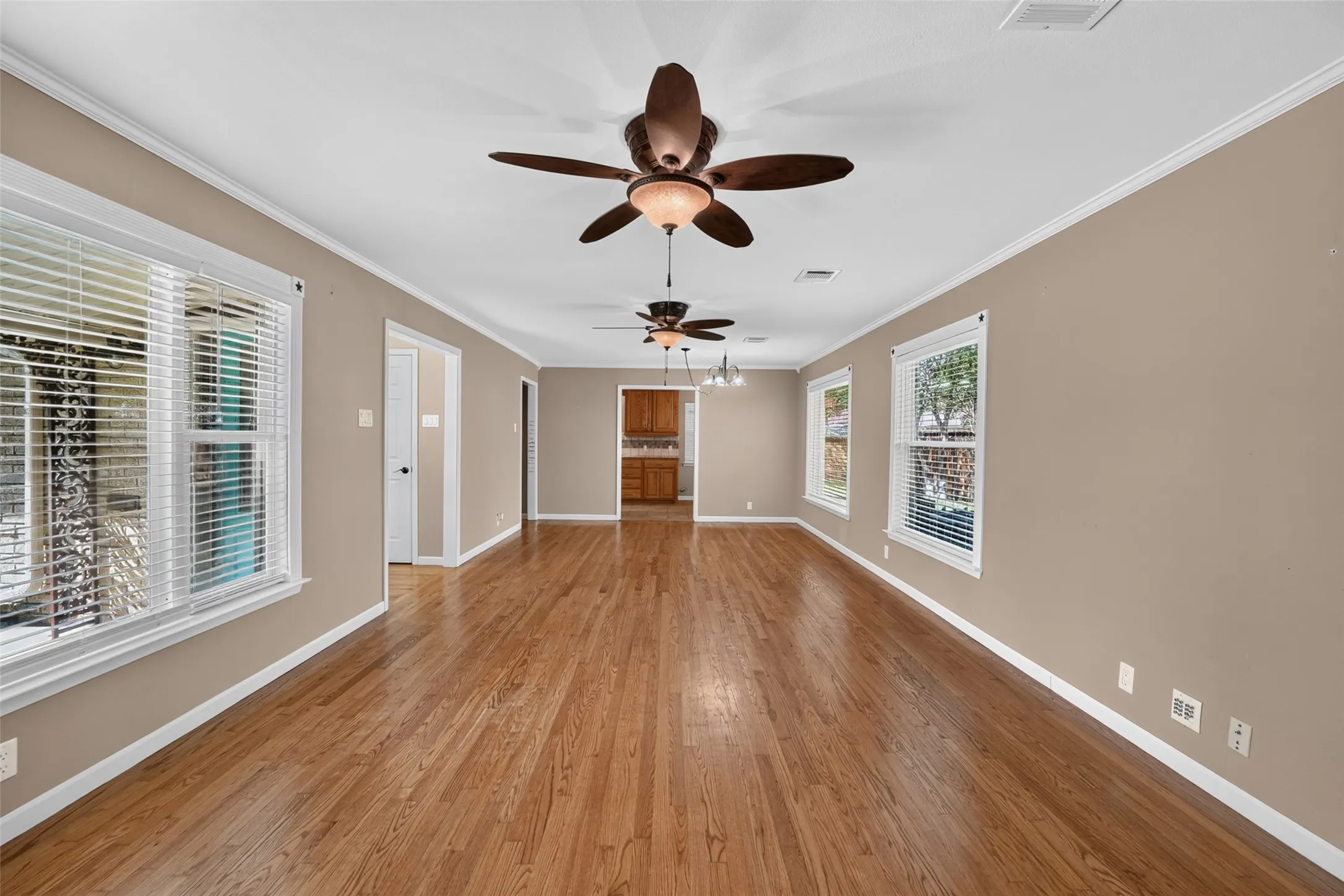 Single Family Residence For Sale in Dallas County , 9733 Edgelake Drive, Dallas, Texas 75218, 3 Bedroom, 2 Bathroom, 2 Garage spaces, 1,813 Sqft, built in 1951, mls#21405994, Real Estate Agent in Dallas, Homes For Sale in Dallas county, Homes For Sale in Dallas, Realtor in Dallas Texas, Real Estate Brokerage Independent Realty Texas, Luminita Cordes Realtor
