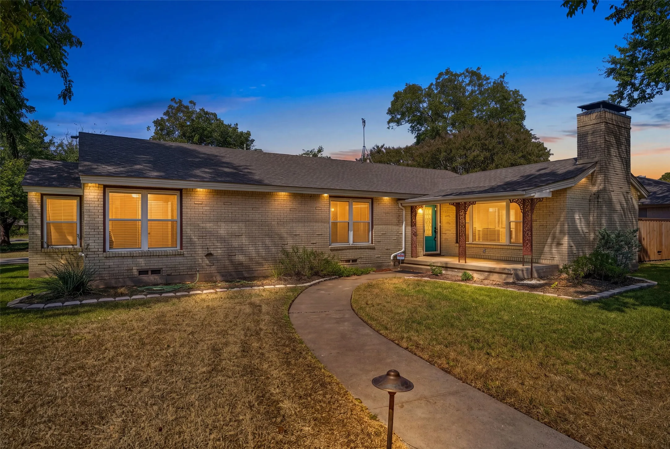 Single Family Residence For Sale in Dallas County , 9733 Edgelake Drive, Dallas, Texas 75218, 3 Bedroom, 2 Bathroom, 2 Garage spaces, 1,813 Sqft, built in 1951, mls#21405994, Real Estate Agent in Dallas, Homes For Sale in Dallas county, Homes For Sale in Dallas, Realtor in Dallas Texas, Real Estate Brokerage Independent Realty Texas, Luminita Cordes Realtor