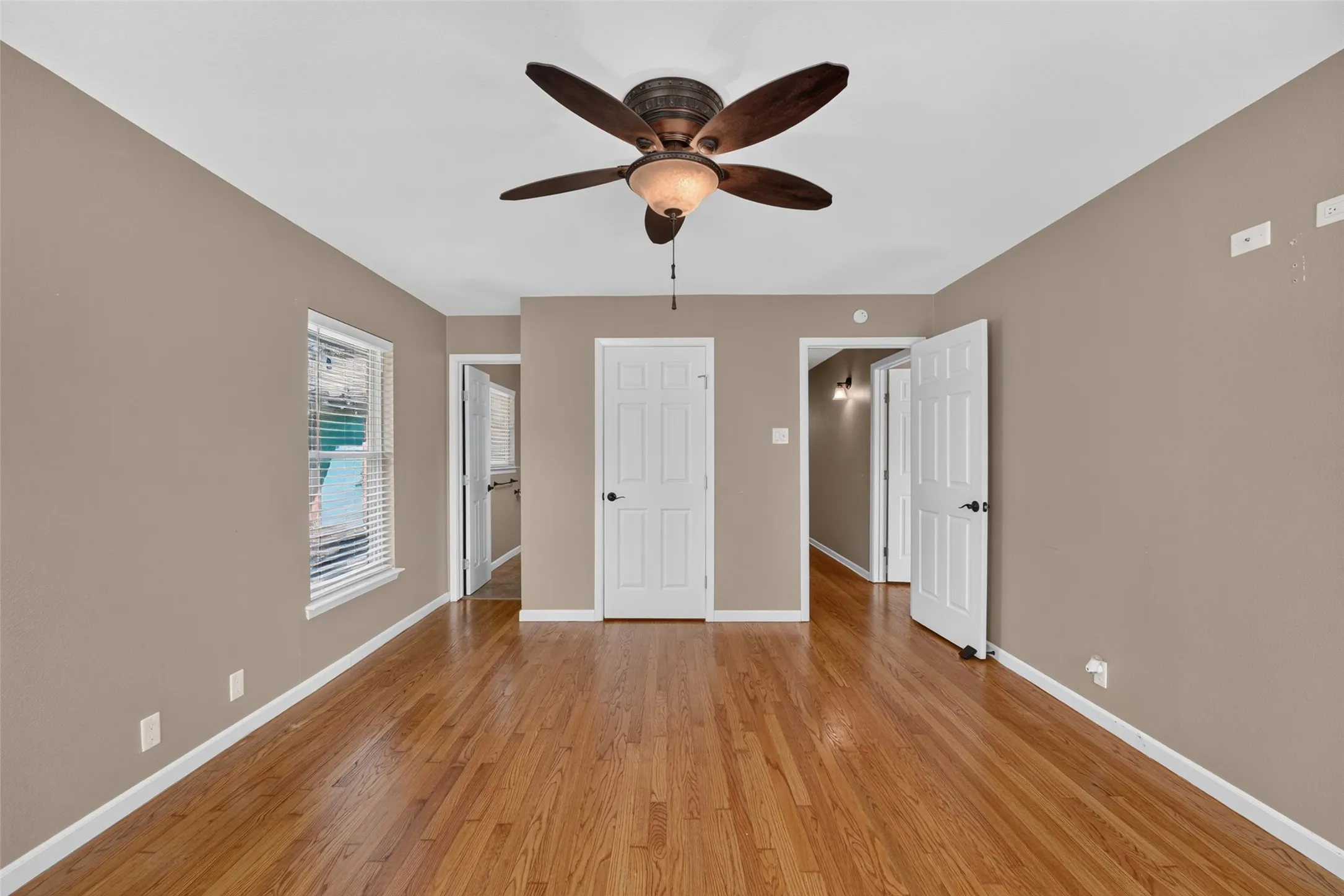 Single Family Residence For Sale in Dallas County , 9733 Edgelake Drive, Dallas, Texas 75218, 3 Bedroom, 2 Bathroom, 2 Garage spaces, 1,813 Sqft, built in 1951, mls#21405994, Real Estate Agent in Dallas, Homes For Sale in Dallas county, Homes For Sale in Dallas, Realtor in Dallas Texas, Real Estate Brokerage Independent Realty Texas, Luminita Cordes Realtor