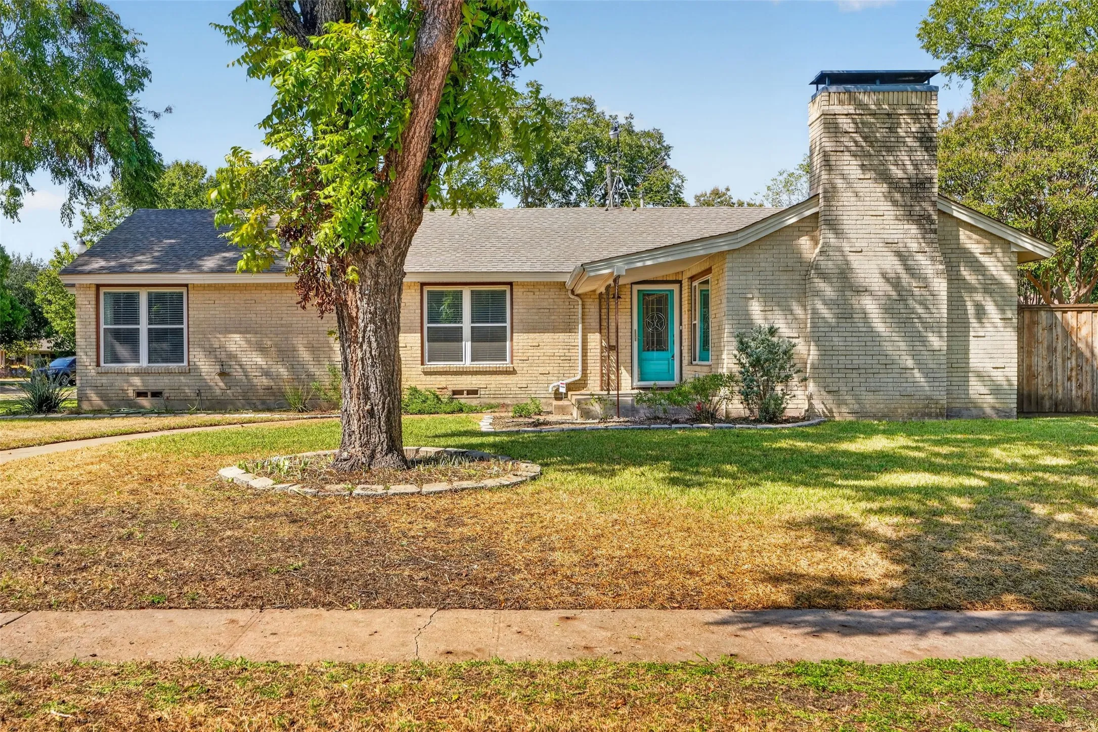 Single Family Residence For Sale in Dallas County , 9733 Edgelake Drive, Dallas, Texas 75218, 3 Bedroom, 2 Bathroom, 2 Garage spaces, 1,813 Sqft, built in 1951, mls#21405994, Real Estate Agent in Dallas, Homes For Sale in Dallas county, Homes For Sale in Dallas, Realtor in Dallas Texas, Real Estate Brokerage Independent Realty Texas, Luminita Cordes Realtor