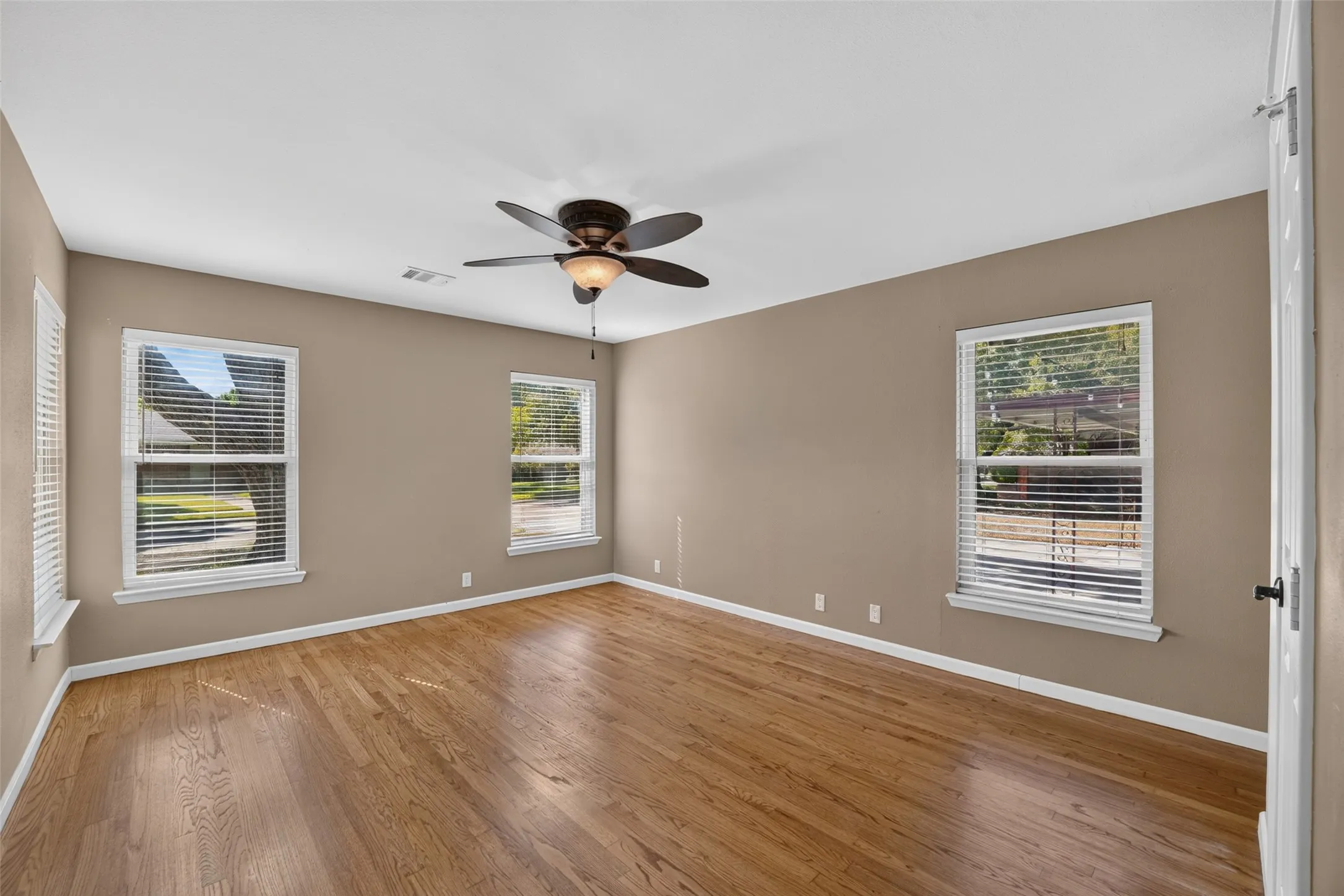 Single Family Residence For Sale in Dallas County , 9733 Edgelake Drive, Dallas, Texas 75218, 3 Bedroom, 2 Bathroom, 2 Garage spaces, 1,813 Sqft, built in 1951, mls#21405994, Real Estate Agent in Dallas, Homes For Sale in Dallas county, Homes For Sale in Dallas, Realtor in Dallas Texas, Real Estate Brokerage Independent Realty Texas, Luminita Cordes Realtor