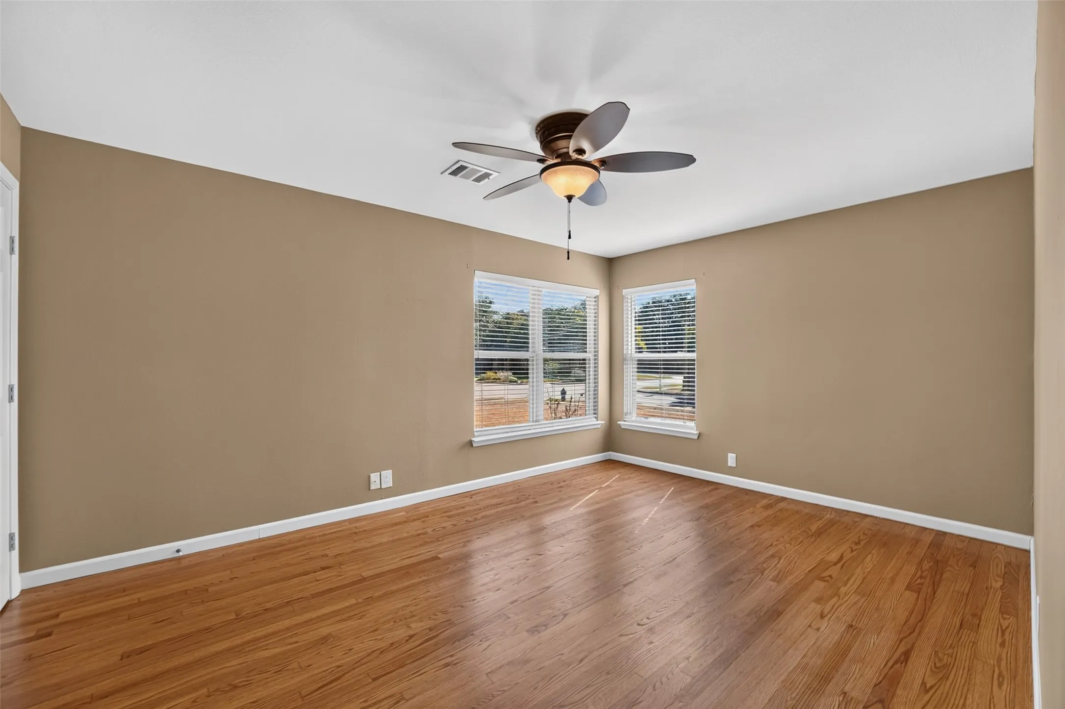 Single Family Residence For Sale in Dallas County , 9733 Edgelake Drive, Dallas, Texas 75218, 3 Bedroom, 2 Bathroom, 2 Garage spaces, 1,813 Sqft, built in 1951, mls#21405994, Real Estate Agent in Dallas, Homes For Sale in Dallas county, Homes For Sale in Dallas, Realtor in Dallas Texas, Real Estate Brokerage Independent Realty Texas, Luminita Cordes Realtor