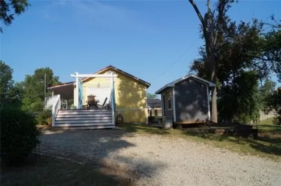Single Family Residence For Rent in Van Zandt County , 402 E College Street, Canton, Texas 75103, 1 Bedroom, 1 Bathroom, Garage spaces, 500 Sqft, built in 1957, mls#21397582, Real Estate Agent in Canton, Homes For Rent in Van Zandt county, Homes For Rent in Canton, Realtor in Canton Texas, Real Estate Brokerage Independent Realty Texas, Luminita Cordes Realtor