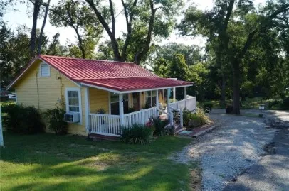 Single Family Residence For Rent in Van Zandt County , 402 E College Street, Canton, Texas 75103, 1 Bedroom, 1 Bathroom, Garage spaces, 500 Sqft, built in 1957, mls#21397582, Real Estate Agent in Canton, Homes For Rent in Van Zandt county, Homes For Rent in Canton, Realtor in Canton Texas, Real Estate Brokerage Independent Realty Texas, Luminita Cordes Realtor