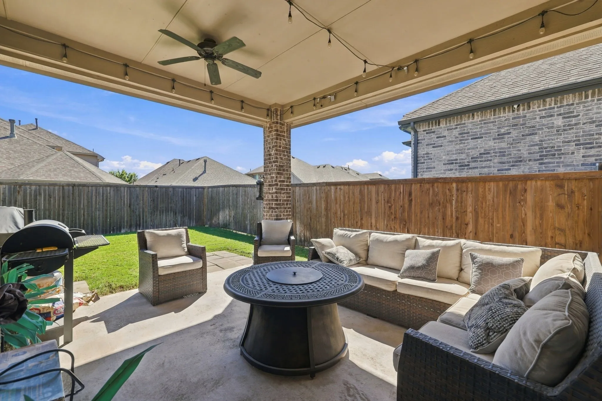 Single Family Residence For Sale in Collin County , 3516 Charleston Drive, Melissa, Texas 75454, 4 Bedroom, 3 Bathroom, 2 Garage spaces, 2,913 Sqft, built in 2017, mls#21405477, Real Estate Agent in Melissa, Homes For Sale in Collin county, Homes For Sale in Melissa, Realtor in Melissa Texas, Real Estate Brokerage Independent Realty Texas, Luminita Cordes Realtor