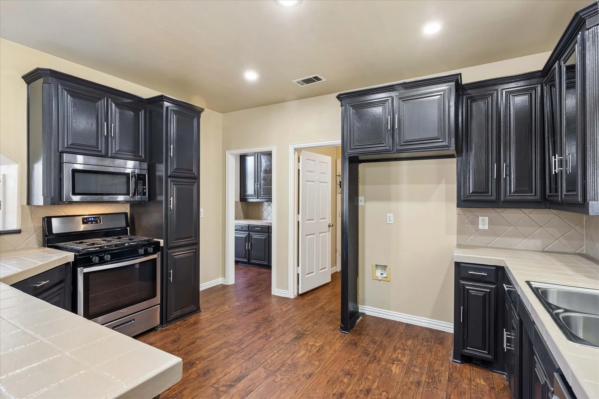 Single Family Residence For Sale in Dallas County , 2047 Chevella Drive, Dallas, Texas 75232, 4 Bedroom, 3 Bathroom, 2 Garage spaces, 2,463 Sqft, built in 2001, mls#21403574, Real Estate Agent in Dallas, Homes For Sale in Dallas county, Homes For Sale in Dallas, Realtor in Dallas Texas, Real Estate Brokerage Independent Realty Texas, Luminita Cordes Realtor