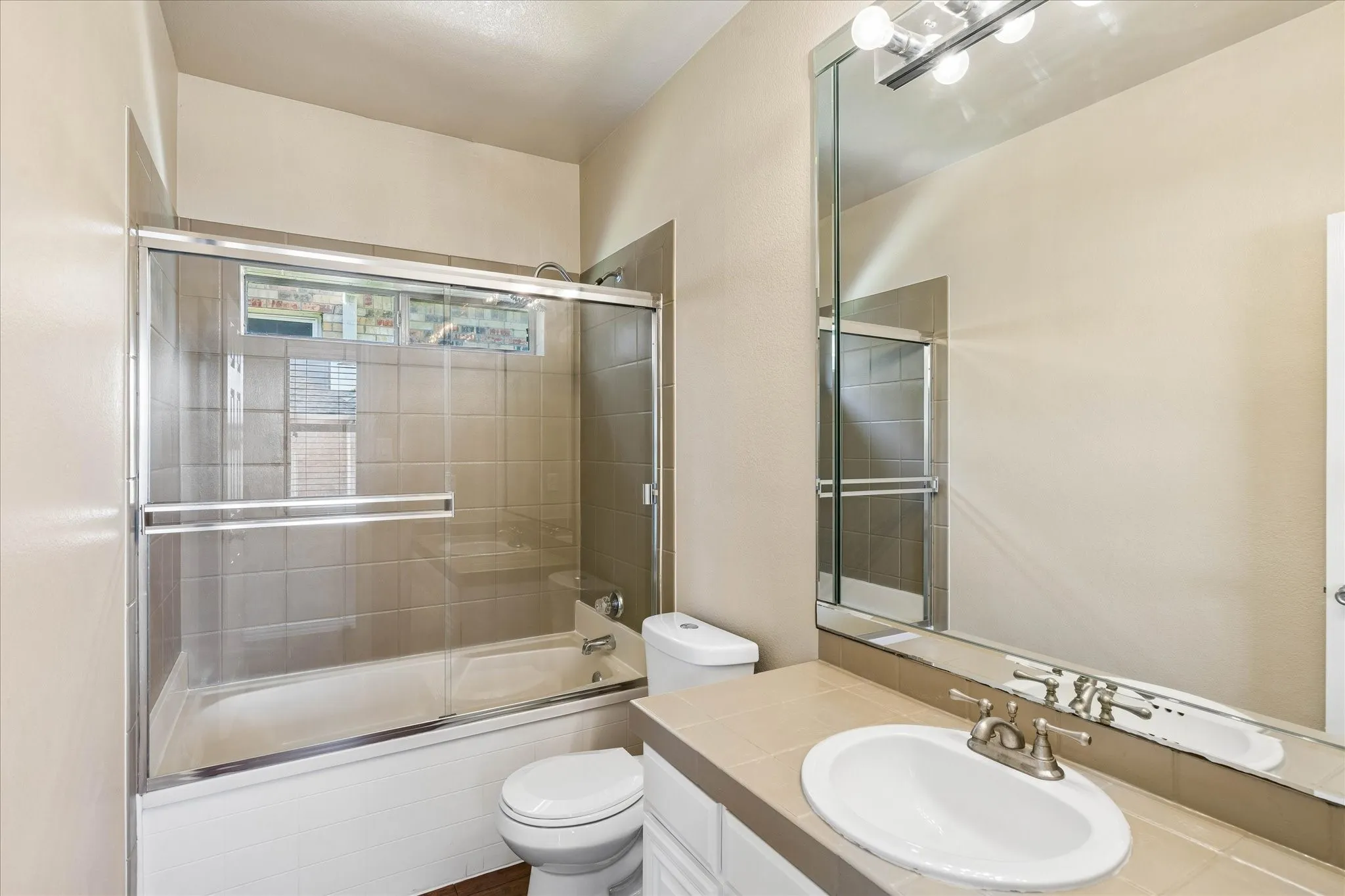 Hall bathroom No.2