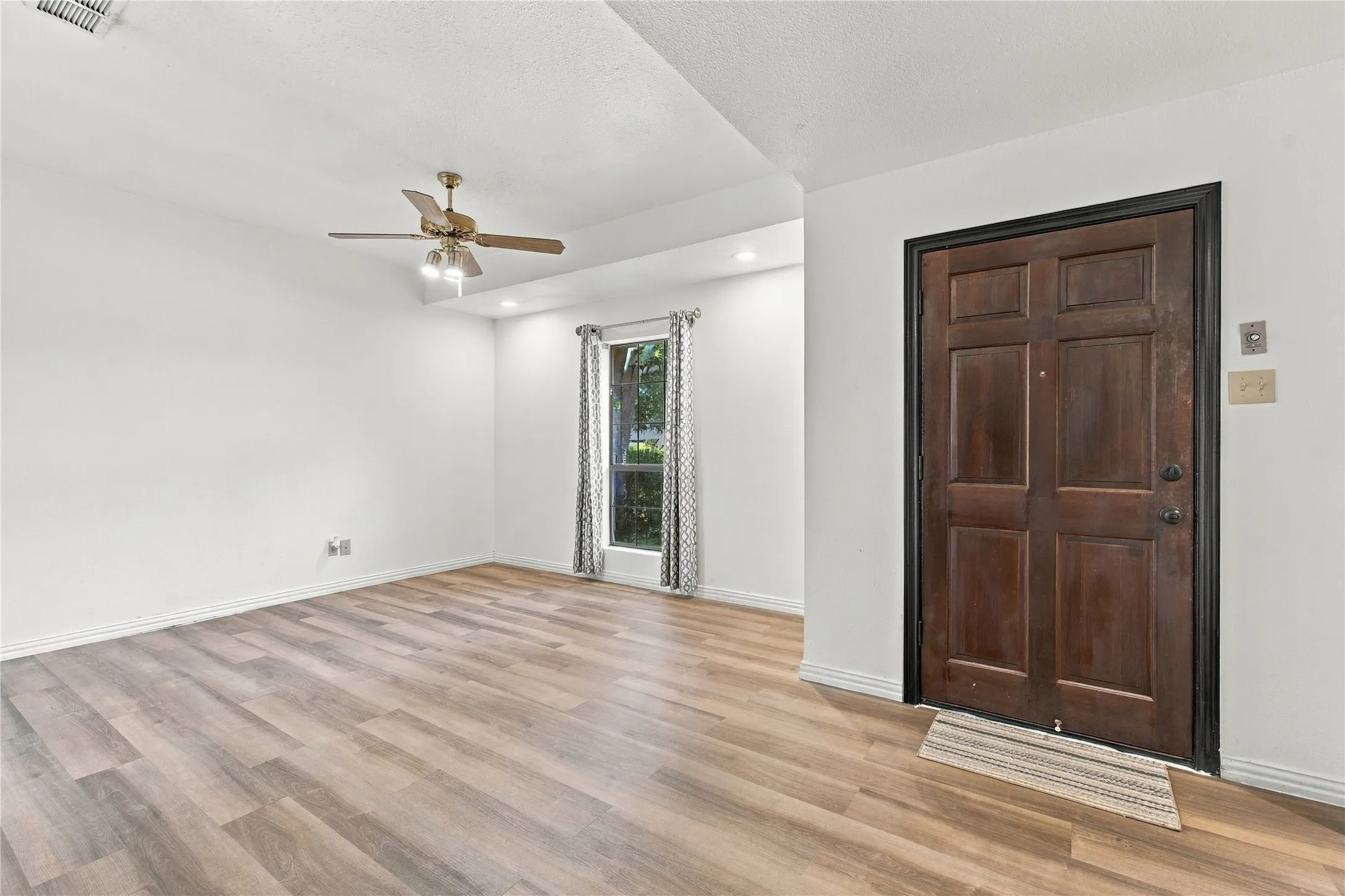 Single Family Residence For Rent in Dallas County , 702 Mount Vernon Drive, Richardson, Texas 75081, 3 Bedroom, 2 Bathroom, 2 Garage spaces, 2,050 Sqft, built in 1980, mls#21406792, Real Estate Agent in Richardson, Homes For Rent in Dallas county, Homes For Rent in Richardson, Realtor in Richardson Texas, Real Estate Brokerage Independent Realty Texas, Luminita Cordes Realtor