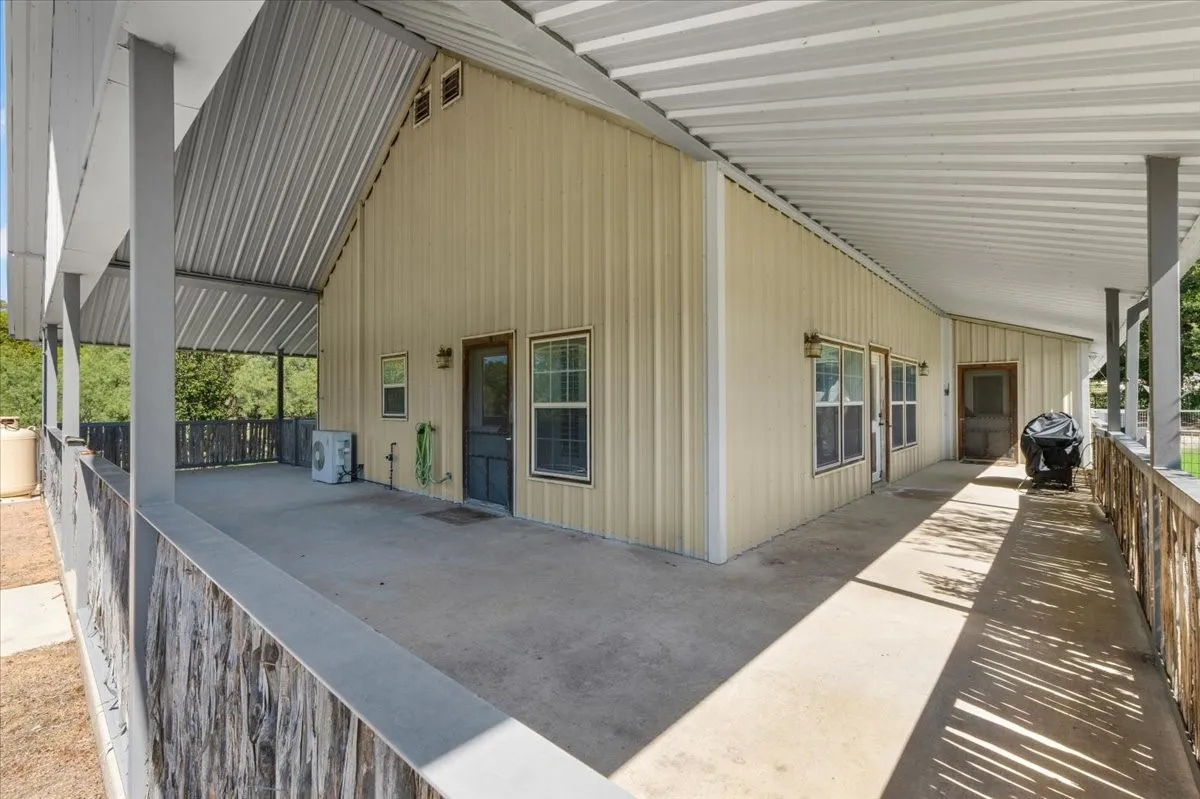 Farm For Sale in Parker County , 2405 Cold Springs Road, Weatherford, Texas 76088, 2 Bedroom, 3 Bathroom, 4 Garage spaces, 2,418 Sqft, built in 2008, mls#21406181, Real Estate Agent in Weatherford, Homes For Sale in Parker county, Homes For Sale in Weatherford, Realtor in Weatherford Texas, Real Estate Brokerage Independent Realty Texas, Luminita Cordes Realtor