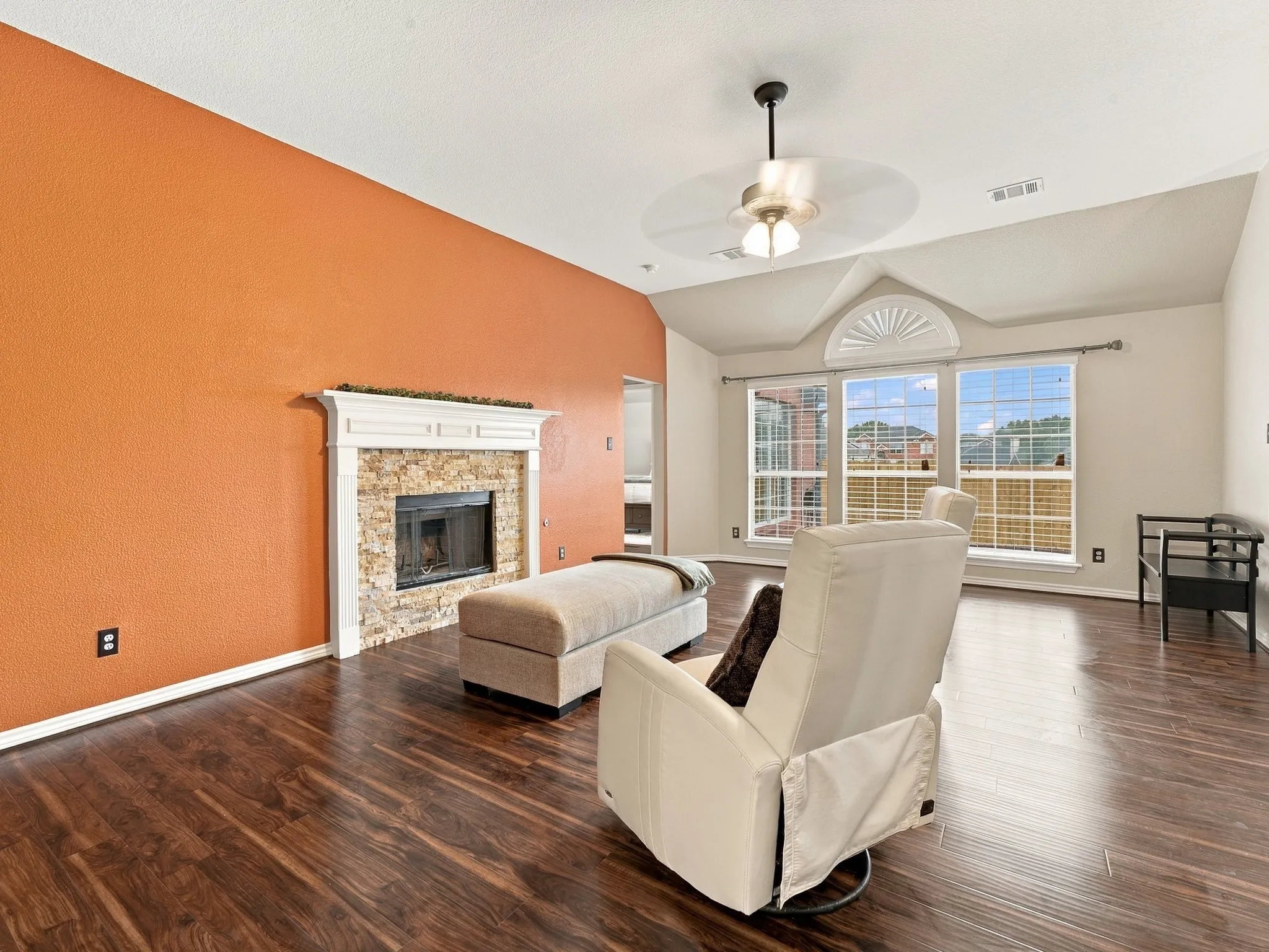 Vaulted ceiling with a ceiling fan