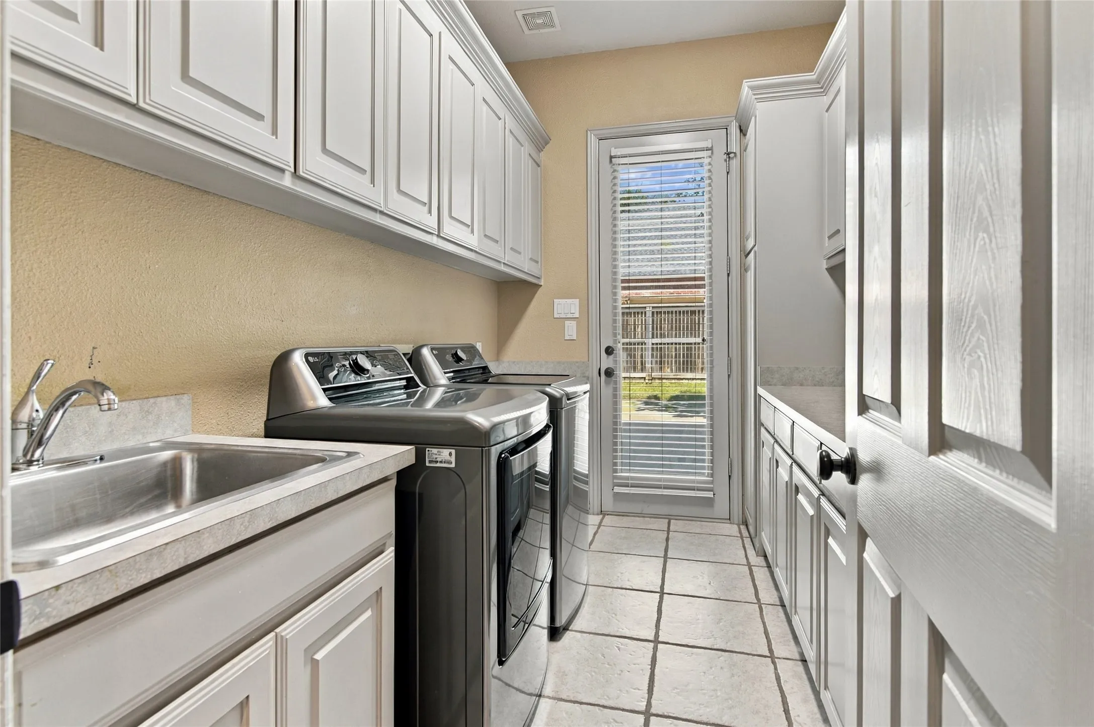 Single Family Residence For Sale in Tarrant County , 6505 Champion Way, Colleyville, Texas 76034, 4 Bedroom, 4 Bathroom, 3 Garage spaces, 4,129 Sqft, built in 1999, mls#21402076, Real Estate Agent in Colleyville, Homes For Sale in Tarrant county, Homes For Sale in Colleyville, Realtor in Colleyville Texas, Real Estate Brokerage Independent Realty Texas, Luminita Cordes Realtor