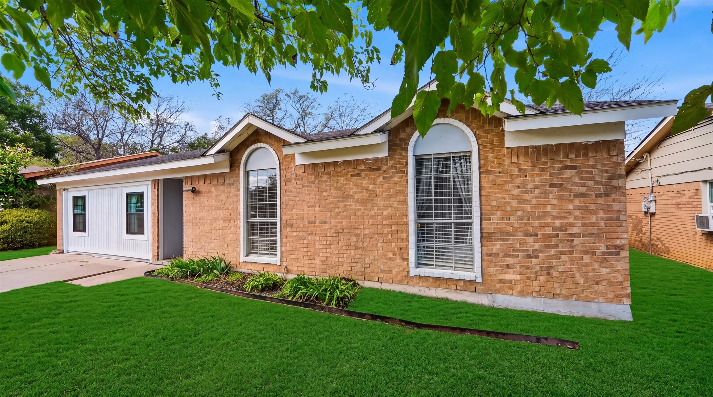 Single Family Residence For Sale in Dallas County , 1602 Pisces Street, Grand Prairie, Texas 75051, 4 Bedroom, 2 Bathroom, Garage spaces, 1,734 Sqft, built in 1972, mls#21405602, Real Estate Agent in Grand Prairie, Homes For Sale in Dallas county, Homes For Sale in Grand Prairie, Realtor in Grand Prairie Texas, Real Estate Brokerage Independent Realty Texas, Luminita Cordes Realtor
