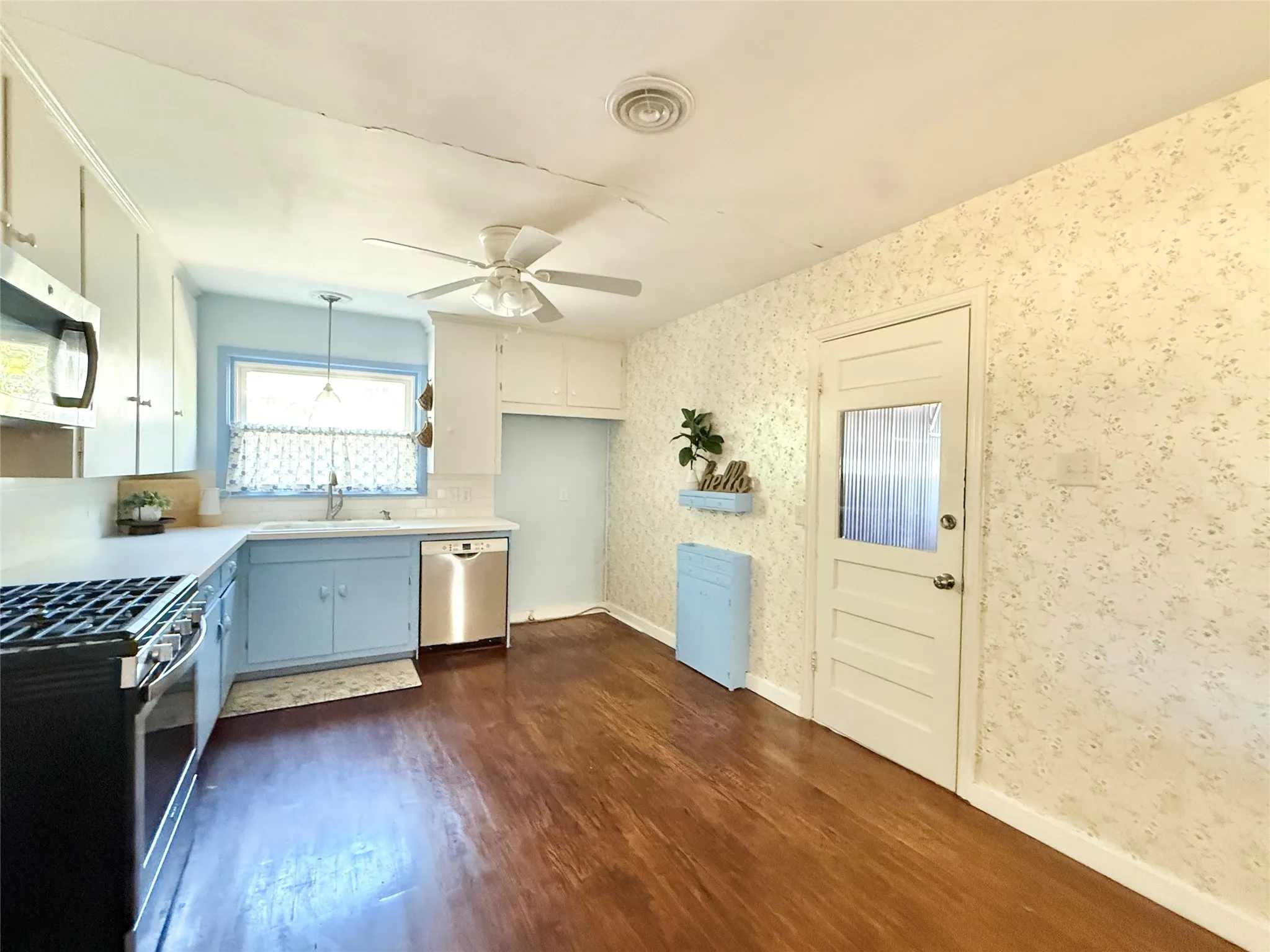 Single Family Residence For Sale in Taylor County , 2102 Ballinger Street, Abilene, Texas 79605, 2 Bedroom, 1 Bathroom, 1 Garage spaces, 1,077 Sqft, built in 1955, mls#21406634, Real Estate Agent in Abilene, Homes For Sale in Taylor county, Homes For Sale in Abilene, Realtor in Abilene Texas, Real Estate Brokerage Independent Realty Texas, Luminita Cordes Realtor