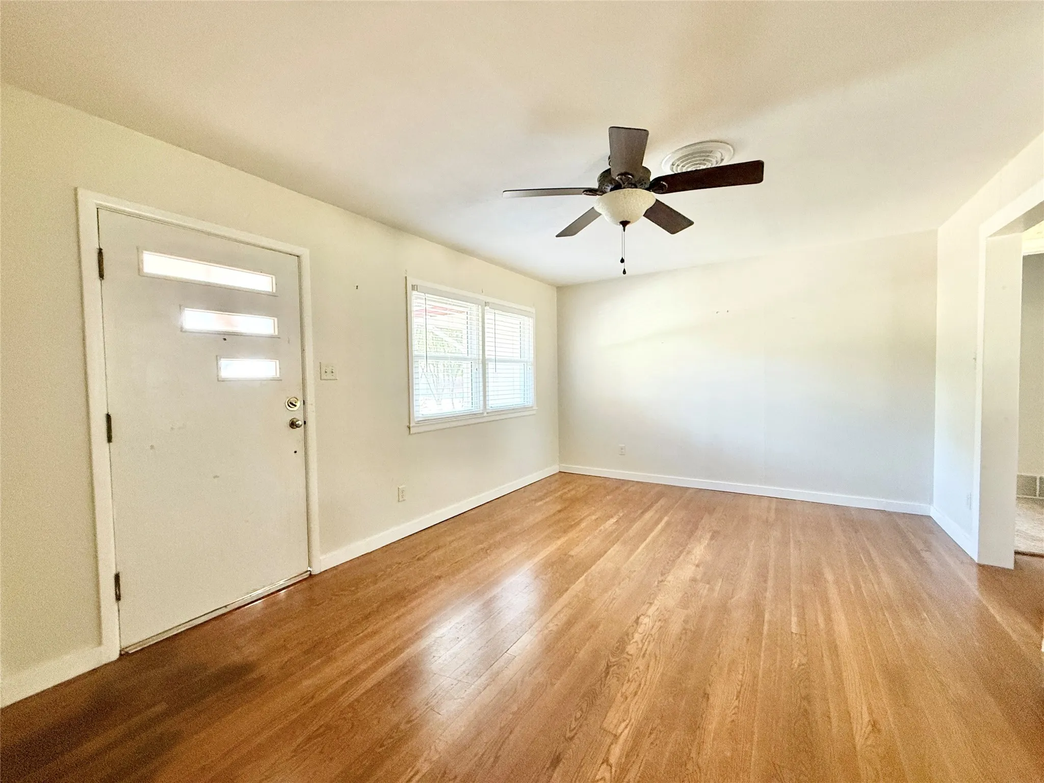Single Family Residence For Sale in Taylor County , 2102 Ballinger Street, Abilene, Texas 79605, 2 Bedroom, 1 Bathroom, 1 Garage spaces, 1,077 Sqft, built in 1955, mls#21406634, Real Estate Agent in Abilene, Homes For Sale in Taylor county, Homes For Sale in Abilene, Realtor in Abilene Texas, Real Estate Brokerage Independent Realty Texas, Luminita Cordes Realtor