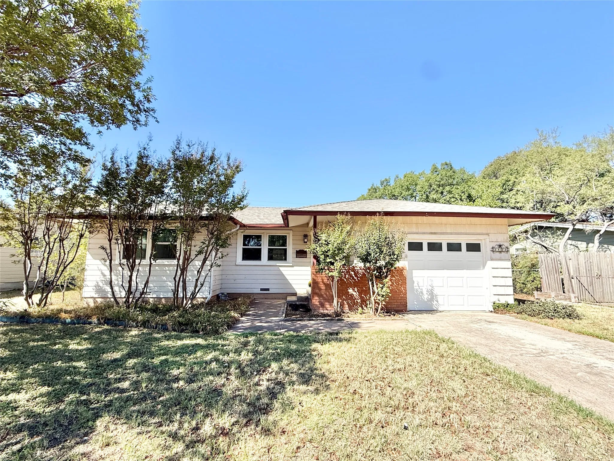 Single Family Residence For Sale in Taylor County , 2102 Ballinger Street, Abilene, Texas 79605, 2 Bedroom, 1 Bathroom, 1 Garage spaces, 1,077 Sqft, built in 1955, mls#21406634, Real Estate Agent in Abilene, Homes For Sale in Taylor county, Homes For Sale in Abilene, Realtor in Abilene Texas, Real Estate Brokerage Independent Realty Texas, Luminita Cordes Realtor