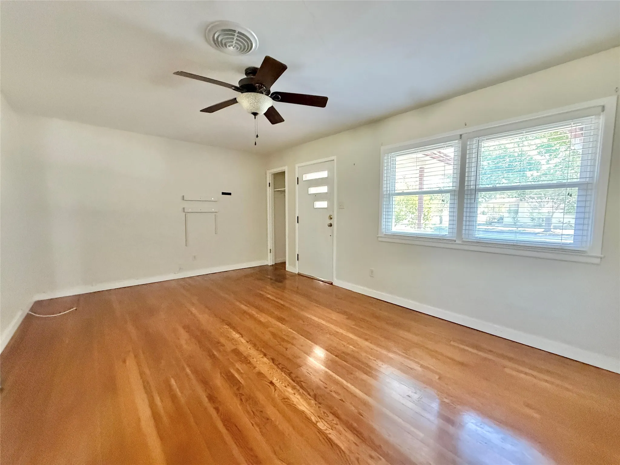 Single Family Residence For Sale in Taylor County , 2102 Ballinger Street, Abilene, Texas 79605, 2 Bedroom, 1 Bathroom, 1 Garage spaces, 1,077 Sqft, built in 1955, mls#21406634, Real Estate Agent in Abilene, Homes For Sale in Taylor county, Homes For Sale in Abilene, Realtor in Abilene Texas, Real Estate Brokerage Independent Realty Texas, Luminita Cordes Realtor