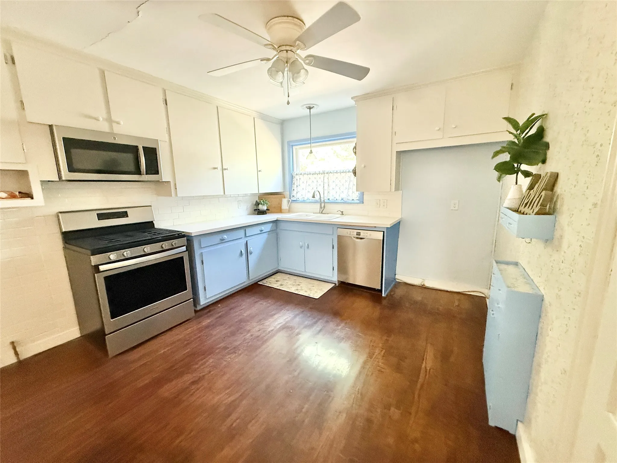 Single Family Residence For Sale in Taylor County , 2102 Ballinger Street, Abilene, Texas 79605, 2 Bedroom, 1 Bathroom, 1 Garage spaces, 1,077 Sqft, built in 1955, mls#21406634, Real Estate Agent in Abilene, Homes For Sale in Taylor county, Homes For Sale in Abilene, Realtor in Abilene Texas, Real Estate Brokerage Independent Realty Texas, Luminita Cordes Realtor