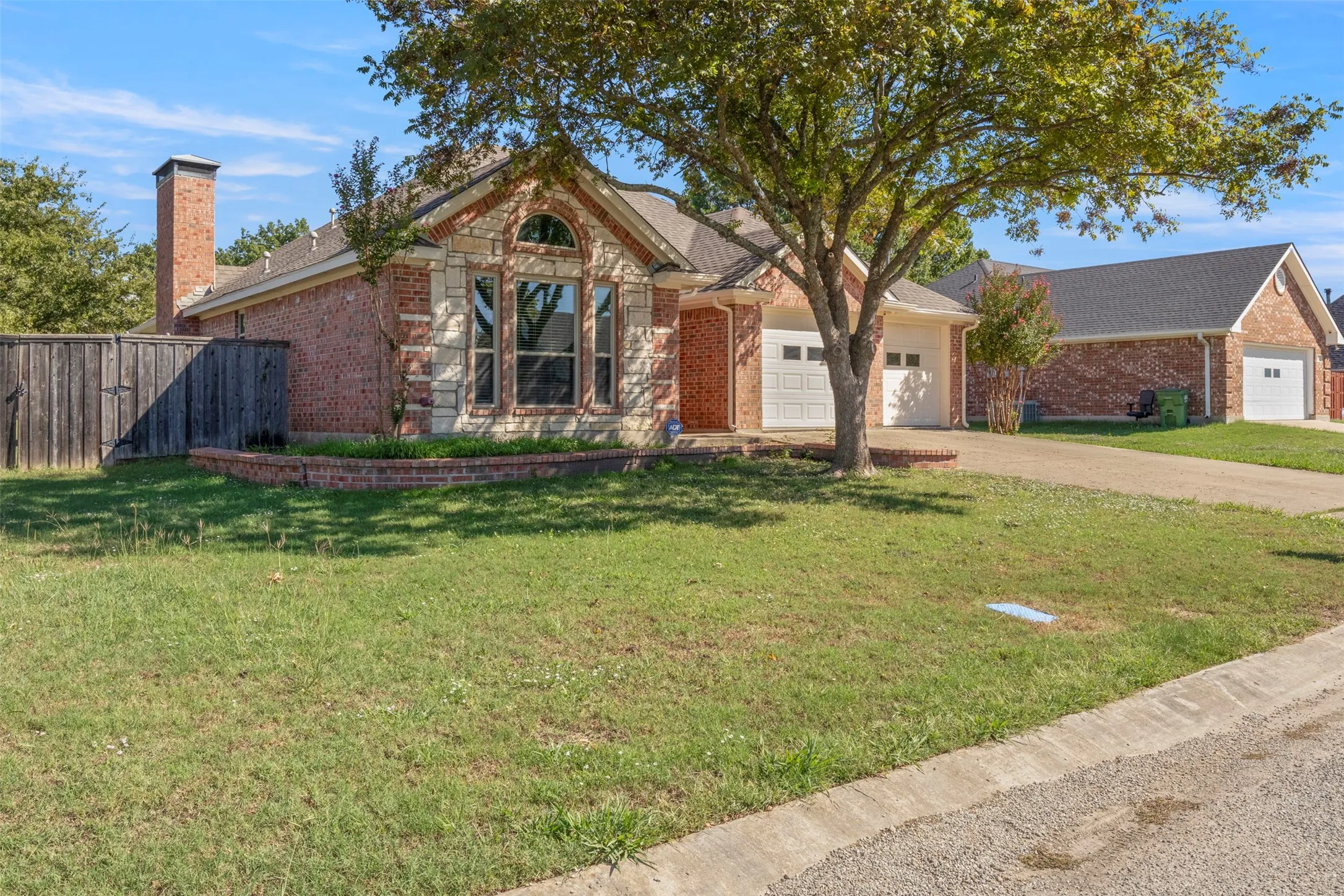 Single Family Residence For Sale in Grayson County , 933 Calder Street, Howe, Texas 75459, 3 Bedroom, 2 Bathroom, 2 Garage spaces, 1,497 Sqft, built in 2000, mls#21404954, Real Estate Agent in Howe, Homes For Sale in Grayson county, Homes For Sale in Howe, Realtor in Howe Texas, Real Estate Brokerage Independent Realty Texas, Luminita Cordes Realtor