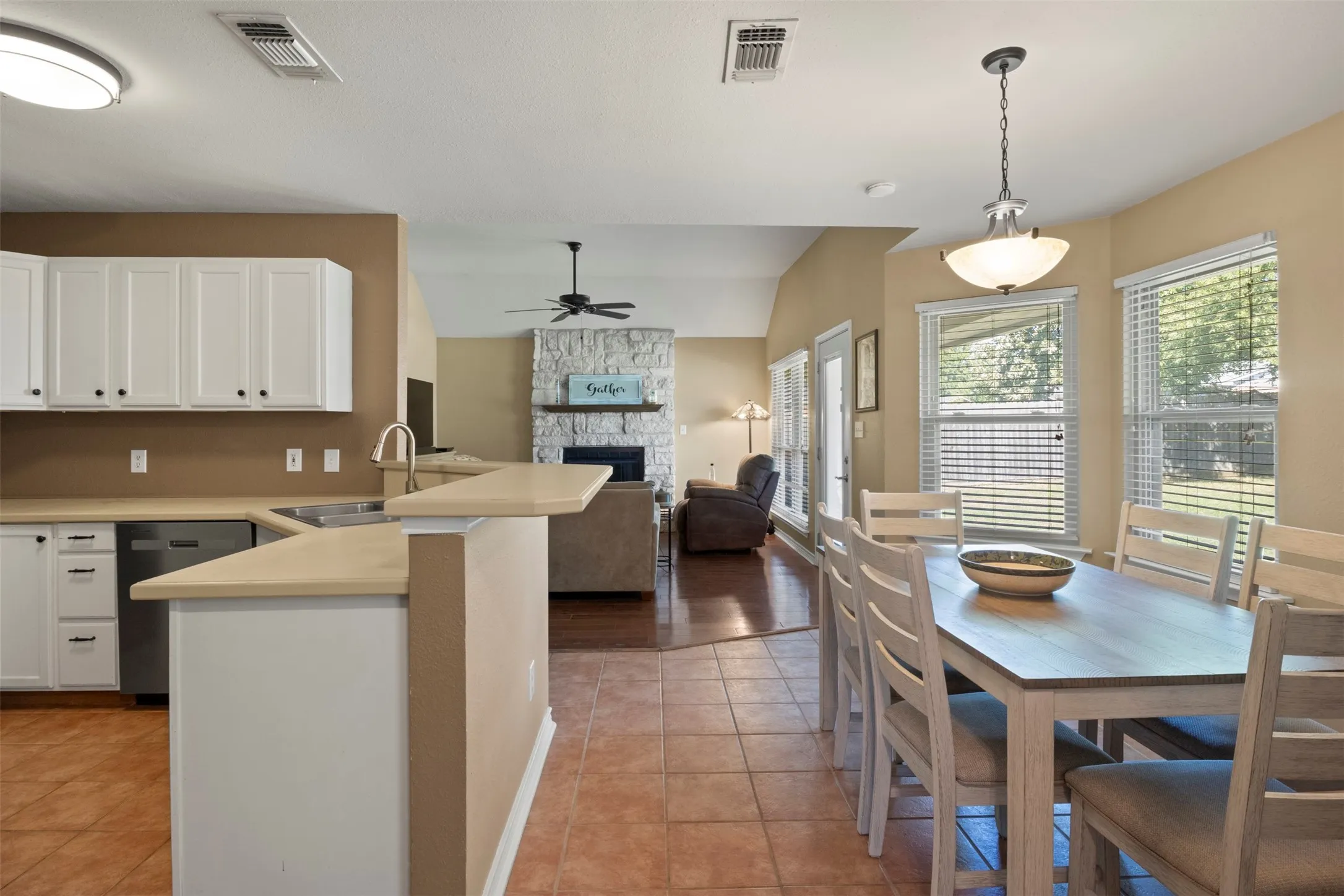 Single Family Residence For Sale in Grayson County , 933 Calder Street, Howe, Texas 75459, 3 Bedroom, 2 Bathroom, 2 Garage spaces, 1,497 Sqft, built in 2000, mls#21404954, Real Estate Agent in Howe, Homes For Sale in Grayson county, Homes For Sale in Howe, Realtor in Howe Texas, Real Estate Brokerage Independent Realty Texas, Luminita Cordes Realtor