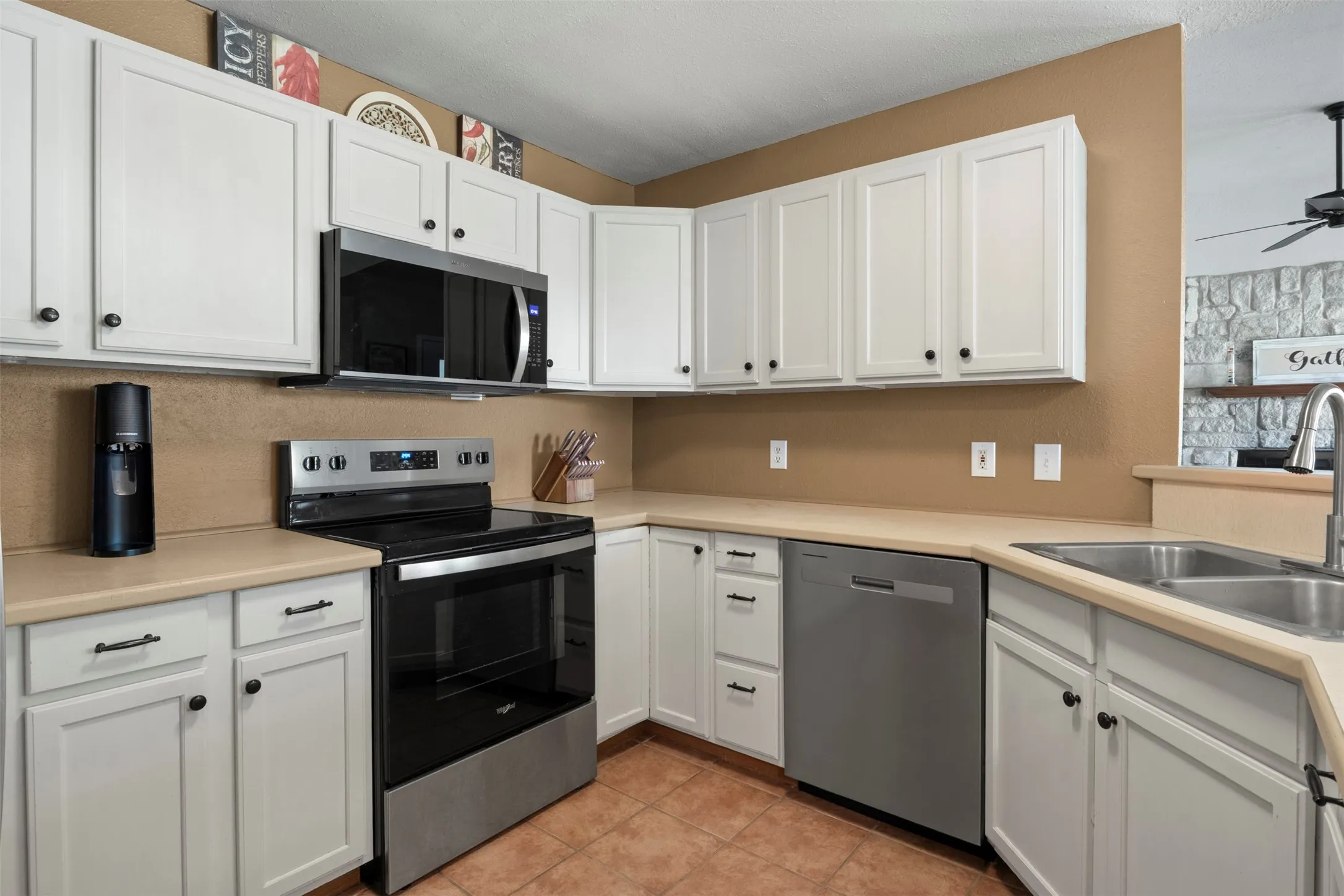Single Family Residence For Sale in Grayson County , 933 Calder Street, Howe, Texas 75459, 3 Bedroom, 2 Bathroom, 2 Garage spaces, 1,497 Sqft, built in 2000, mls#21404954, Real Estate Agent in Howe, Homes For Sale in Grayson county, Homes For Sale in Howe, Realtor in Howe Texas, Real Estate Brokerage Independent Realty Texas, Luminita Cordes Realtor