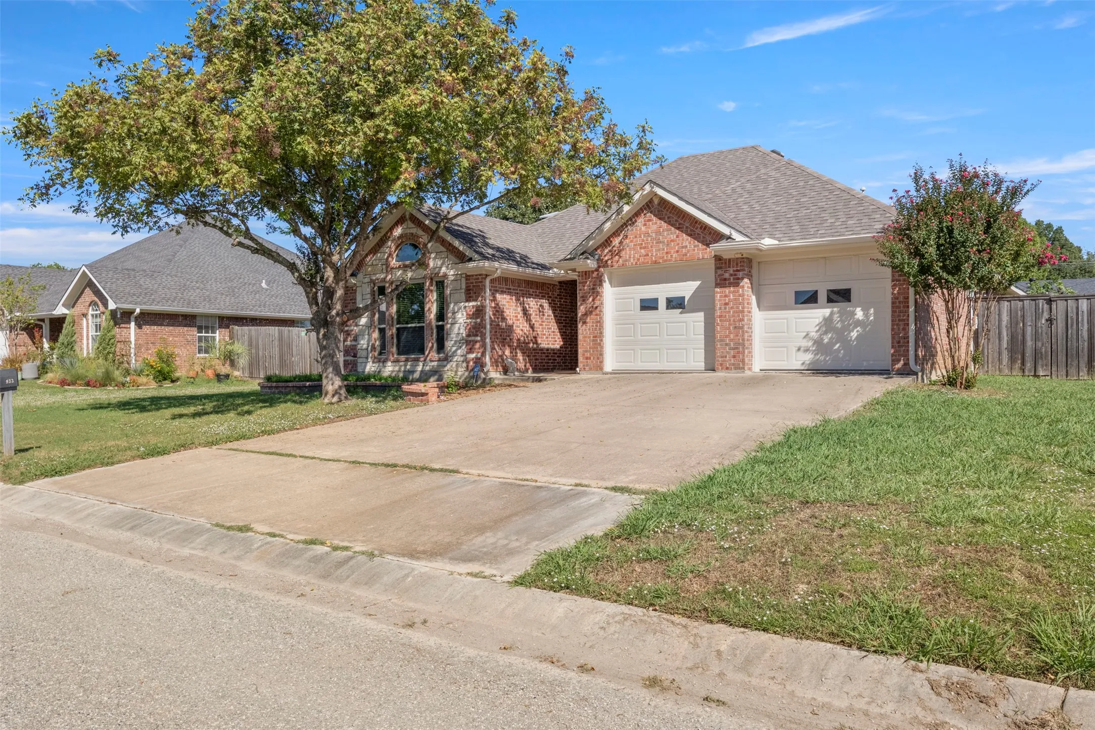 Single Family Residence For Sale in Grayson County , 933 Calder Street, Howe, Texas 75459, 3 Bedroom, 2 Bathroom, 2 Garage spaces, 1,497 Sqft, built in 2000, mls#21404954, Real Estate Agent in Howe, Homes For Sale in Grayson county, Homes For Sale in Howe, Realtor in Howe Texas, Real Estate Brokerage Independent Realty Texas, Luminita Cordes Realtor