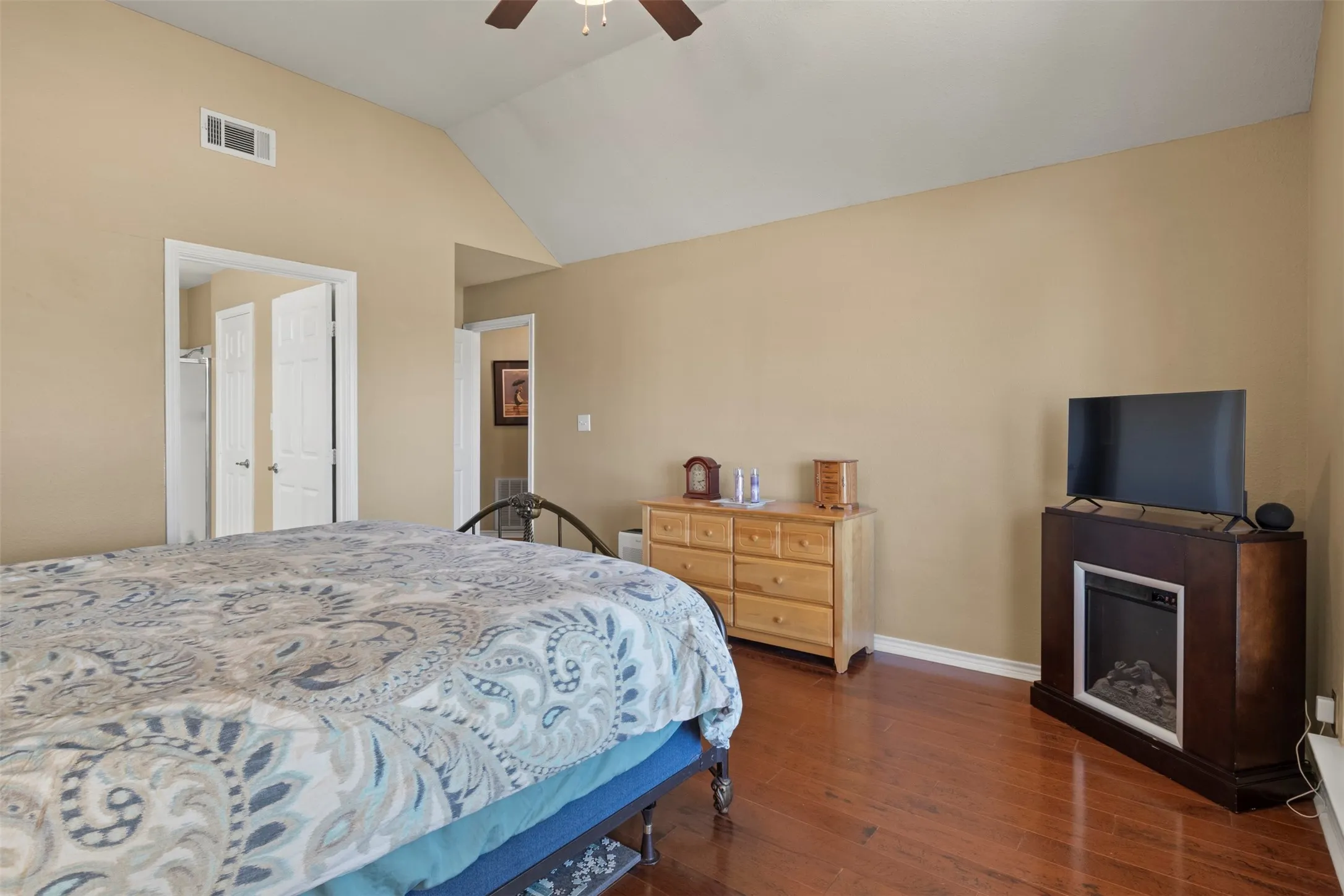 Single Family Residence For Sale in Grayson County , 933 Calder Street, Howe, Texas 75459, 3 Bedroom, 2 Bathroom, 2 Garage spaces, 1,497 Sqft, built in 2000, mls#21404954, Real Estate Agent in Howe, Homes For Sale in Grayson county, Homes For Sale in Howe, Realtor in Howe Texas, Real Estate Brokerage Independent Realty Texas, Luminita Cordes Realtor
