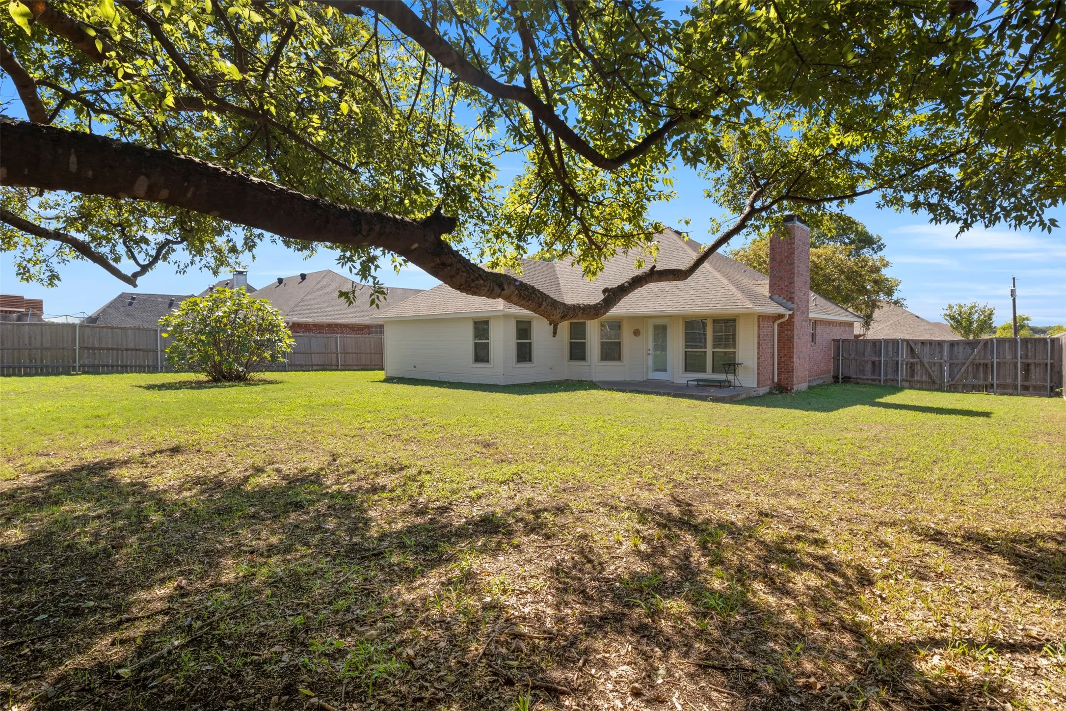 Single Family Residence For Sale in Grayson County , 933 Calder Street, Howe, Texas 75459, 3 Bedroom, 2 Bathroom, 2 Garage spaces, 1,497 Sqft, built in 2000, mls#21404954, Real Estate Agent in Howe, Homes For Sale in Grayson county, Homes For Sale in Howe, Realtor in Howe Texas, Real Estate Brokerage Independent Realty Texas, Luminita Cordes Realtor