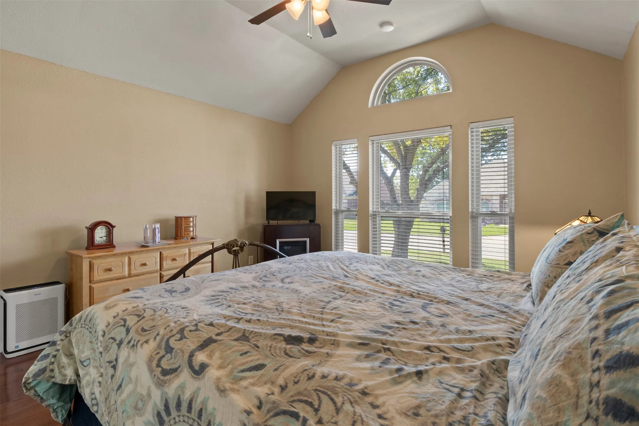 Single Family Residence For Sale in Grayson County , 933 Calder Street, Howe, Texas 75459, 3 Bedroom, 2 Bathroom, 2 Garage spaces, 1,497 Sqft, built in 2000, mls#21404954, Real Estate Agent in Howe, Homes For Sale in Grayson county, Homes For Sale in Howe, Realtor in Howe Texas, Real Estate Brokerage Independent Realty Texas, Luminita Cordes Realtor