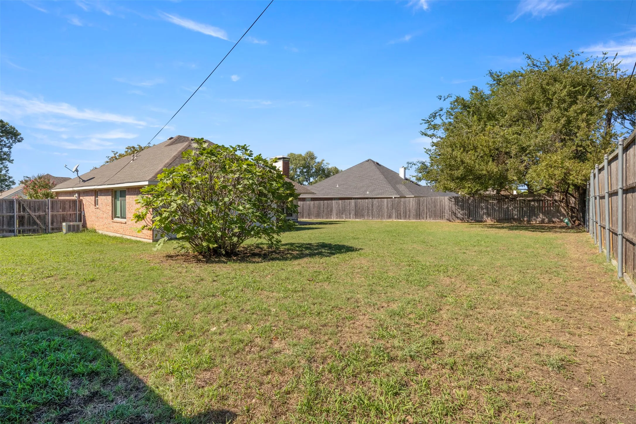 Single Family Residence For Sale in Grayson County , 933 Calder Street, Howe, Texas 75459, 3 Bedroom, 2 Bathroom, 2 Garage spaces, 1,497 Sqft, built in 2000, mls#21404954, Real Estate Agent in Howe, Homes For Sale in Grayson county, Homes For Sale in Howe, Realtor in Howe Texas, Real Estate Brokerage Independent Realty Texas, Luminita Cordes Realtor