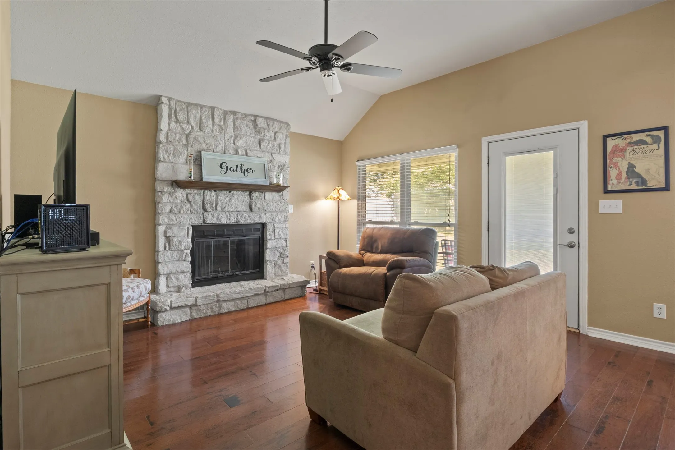 Single Family Residence For Sale in Grayson County , 933 Calder Street, Howe, Texas 75459, 3 Bedroom, 2 Bathroom, 2 Garage spaces, 1,497 Sqft, built in 2000, mls#21404954, Real Estate Agent in Howe, Homes For Sale in Grayson county, Homes For Sale in Howe, Realtor in Howe Texas, Real Estate Brokerage Independent Realty Texas, Luminita Cordes Realtor