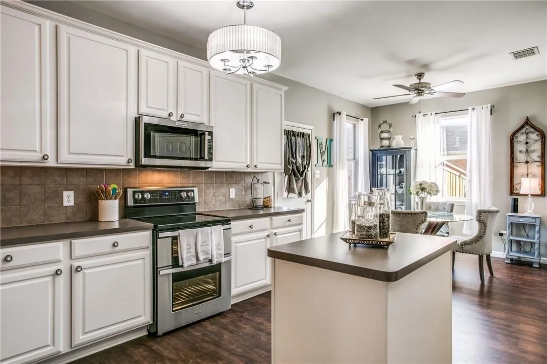 Single Family Residence For Sale in Denton County , 16240 Red River Lane, Fort Worth, Texas 76247, 3 Bedroom, 3 Bathroom, 2 Garage spaces, 2,479 Sqft, built in 2003, mls#21406783, Real Estate Agent in Fort Worth, Homes For Sale in Denton county, Homes For Sale in Fort Worth, Realtor in Fort Worth Texas, Real Estate Brokerage Independent Realty Texas, Luminita Cordes Realtor