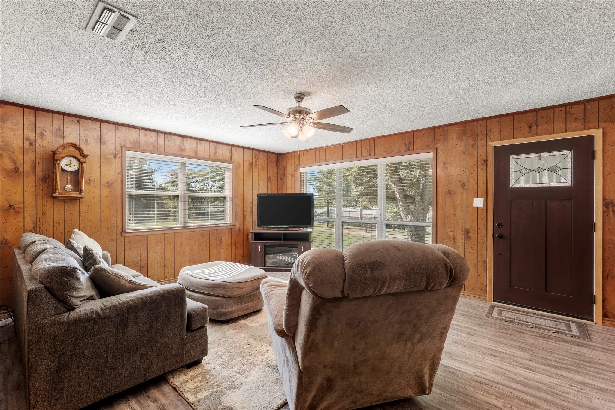 Single Family Residence For Sale in Henderson County , 139 Vista Drive, Eustace, Texas 75124, 3 Bedroom, 2 Bathroom, Garage spaces, 1,740 Sqft, built in 1978, mls#21406848, Real Estate Agent in Eustace, Homes For Sale in Henderson county, Homes For Sale in Eustace, Realtor in Eustace Texas, Real Estate Brokerage Independent Realty Texas, Luminita Cordes Realtor