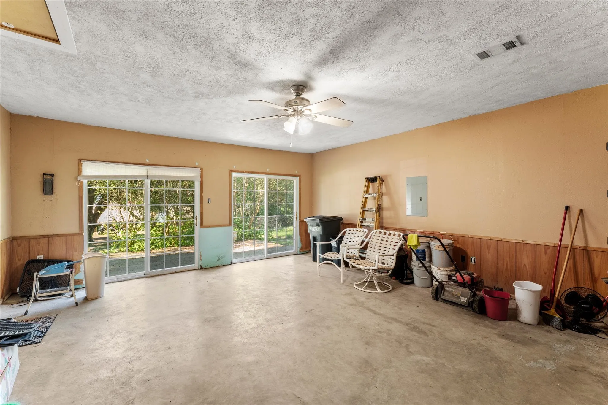 Single Family Residence For Sale in Henderson County , 139 Vista Drive, Eustace, Texas 75124, 3 Bedroom, 2 Bathroom, Garage spaces, 1,740 Sqft, built in 1978, mls#21406848, Real Estate Agent in Eustace, Homes For Sale in Henderson county, Homes For Sale in Eustace, Realtor in Eustace Texas, Real Estate Brokerage Independent Realty Texas, Luminita Cordes Realtor