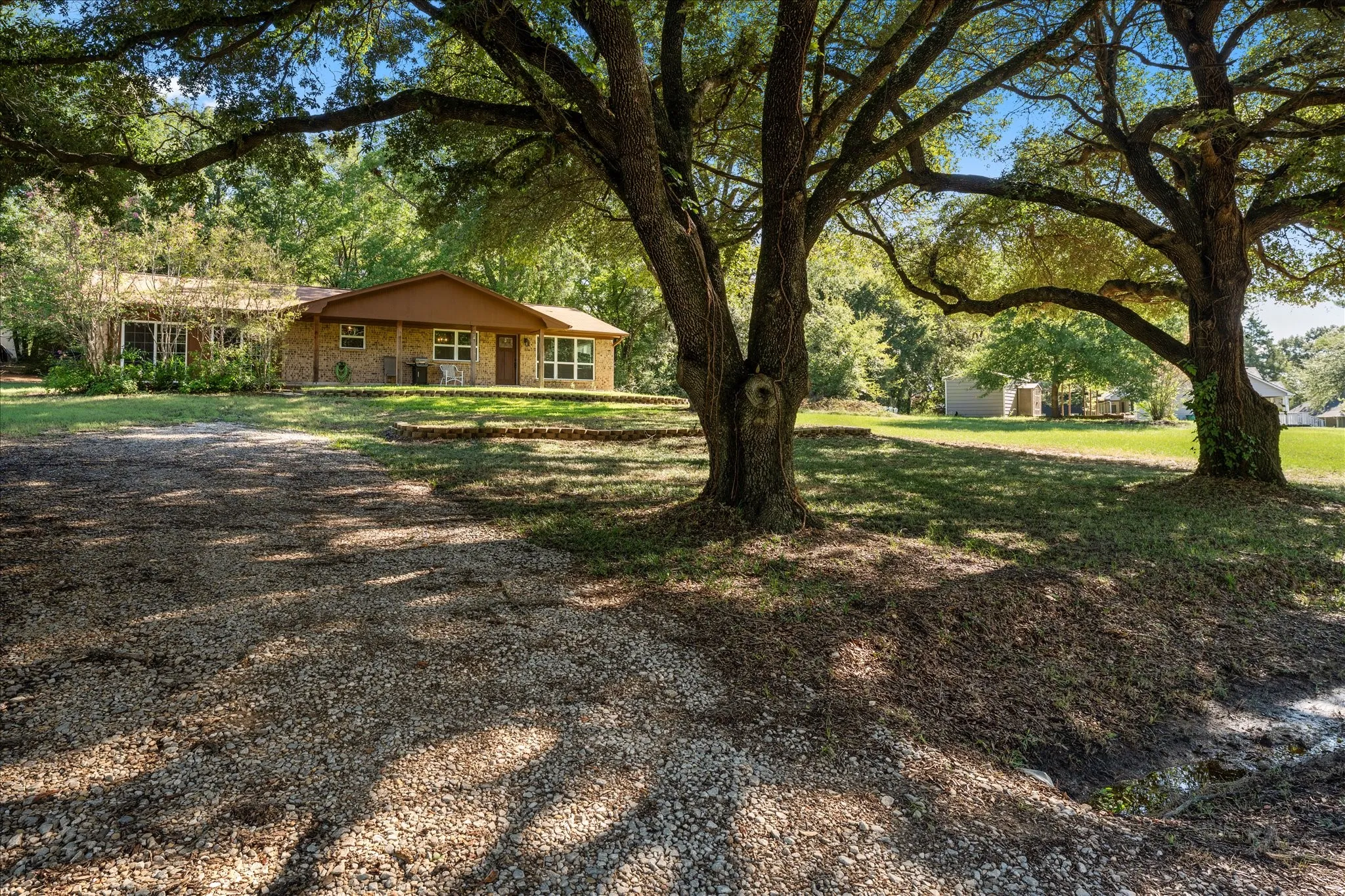 Single Family Residence For Sale in Henderson County , 139 Vista Drive, Eustace, Texas 75124, 3 Bedroom, 2 Bathroom, Garage spaces, 1,740 Sqft, built in 1978, mls#21406848, Real Estate Agent in Eustace, Homes For Sale in Henderson county, Homes For Sale in Eustace, Realtor in Eustace Texas, Real Estate Brokerage Independent Realty Texas, Luminita Cordes Realtor