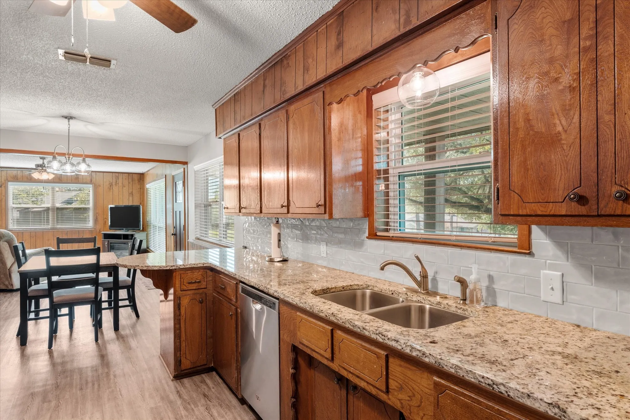 Single Family Residence For Sale in Henderson County , 139 Vista Drive, Eustace, Texas 75124, 3 Bedroom, 2 Bathroom, Garage spaces, 1,740 Sqft, built in 1978, mls#21406848, Real Estate Agent in Eustace, Homes For Sale in Henderson county, Homes For Sale in Eustace, Realtor in Eustace Texas, Real Estate Brokerage Independent Realty Texas, Luminita Cordes Realtor