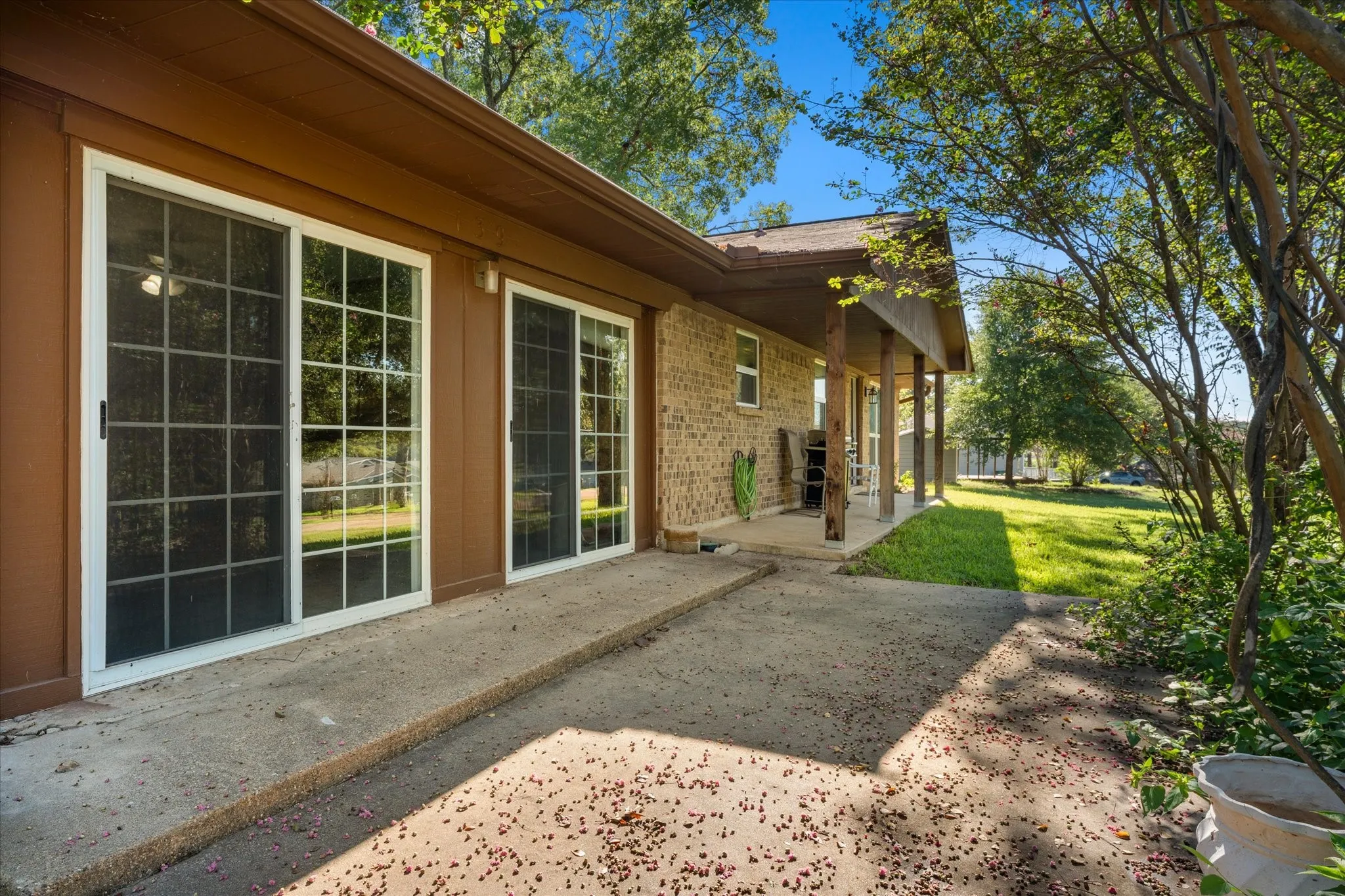 Single Family Residence For Sale in Henderson County , 139 Vista Drive, Eustace, Texas 75124, 3 Bedroom, 2 Bathroom, Garage spaces, 1,740 Sqft, built in 1978, mls#21406848, Real Estate Agent in Eustace, Homes For Sale in Henderson county, Homes For Sale in Eustace, Realtor in Eustace Texas, Real Estate Brokerage Independent Realty Texas, Luminita Cordes Realtor