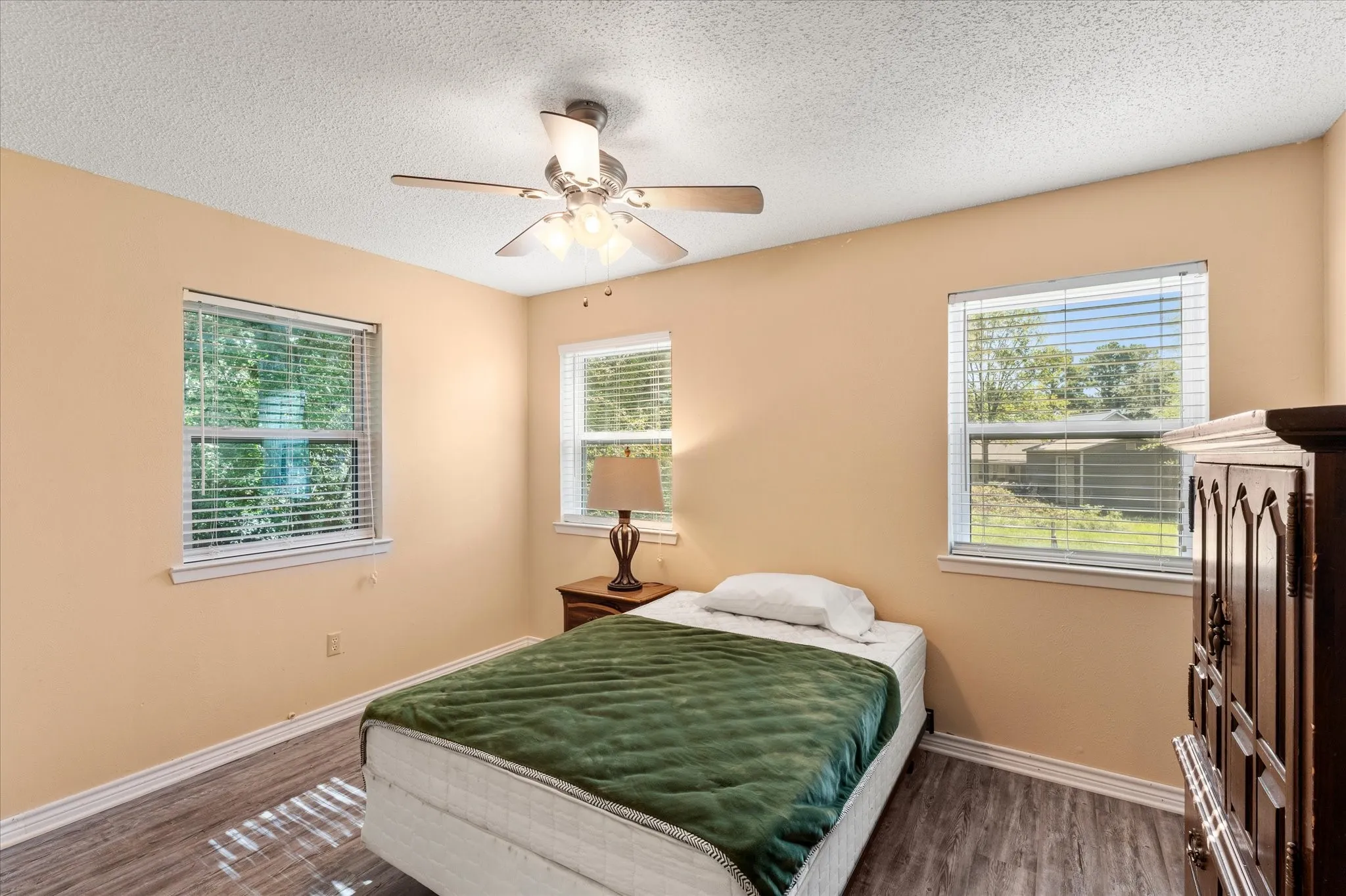 Single Family Residence For Sale in Henderson County , 139 Vista Drive, Eustace, Texas 75124, 3 Bedroom, 2 Bathroom, Garage spaces, 1,740 Sqft, built in 1978, mls#21406848, Real Estate Agent in Eustace, Homes For Sale in Henderson county, Homes For Sale in Eustace, Realtor in Eustace Texas, Real Estate Brokerage Independent Realty Texas, Luminita Cordes Realtor
